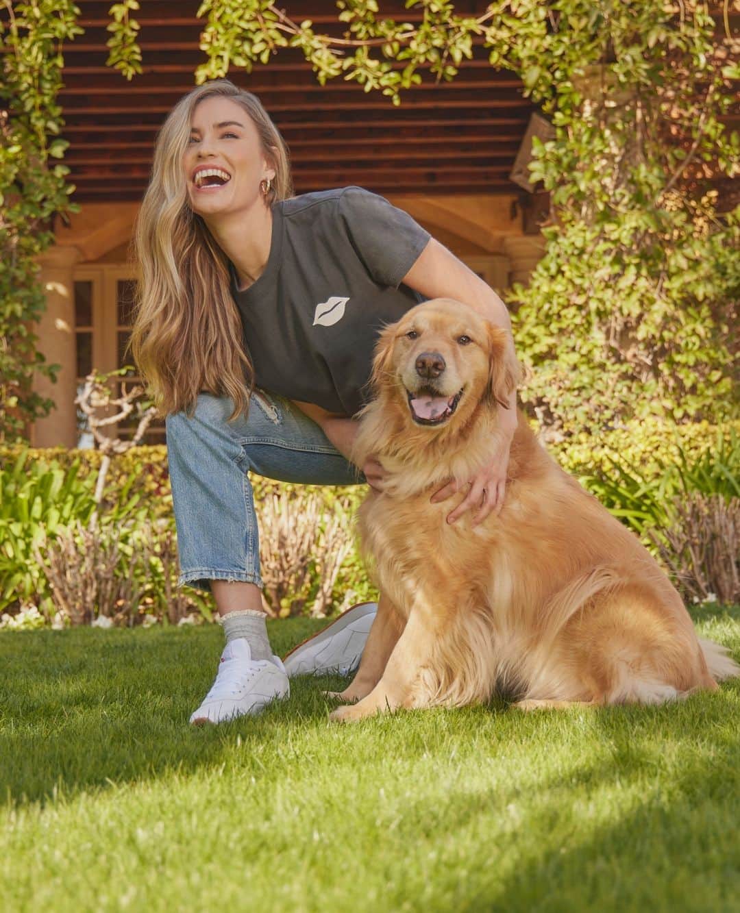 のインスタグラム：「NO RUFF DAYS HERE: Happy Wednesday - make sure you kiss your dog today 🐶💋⁠ ⁠ #wildfocouture」