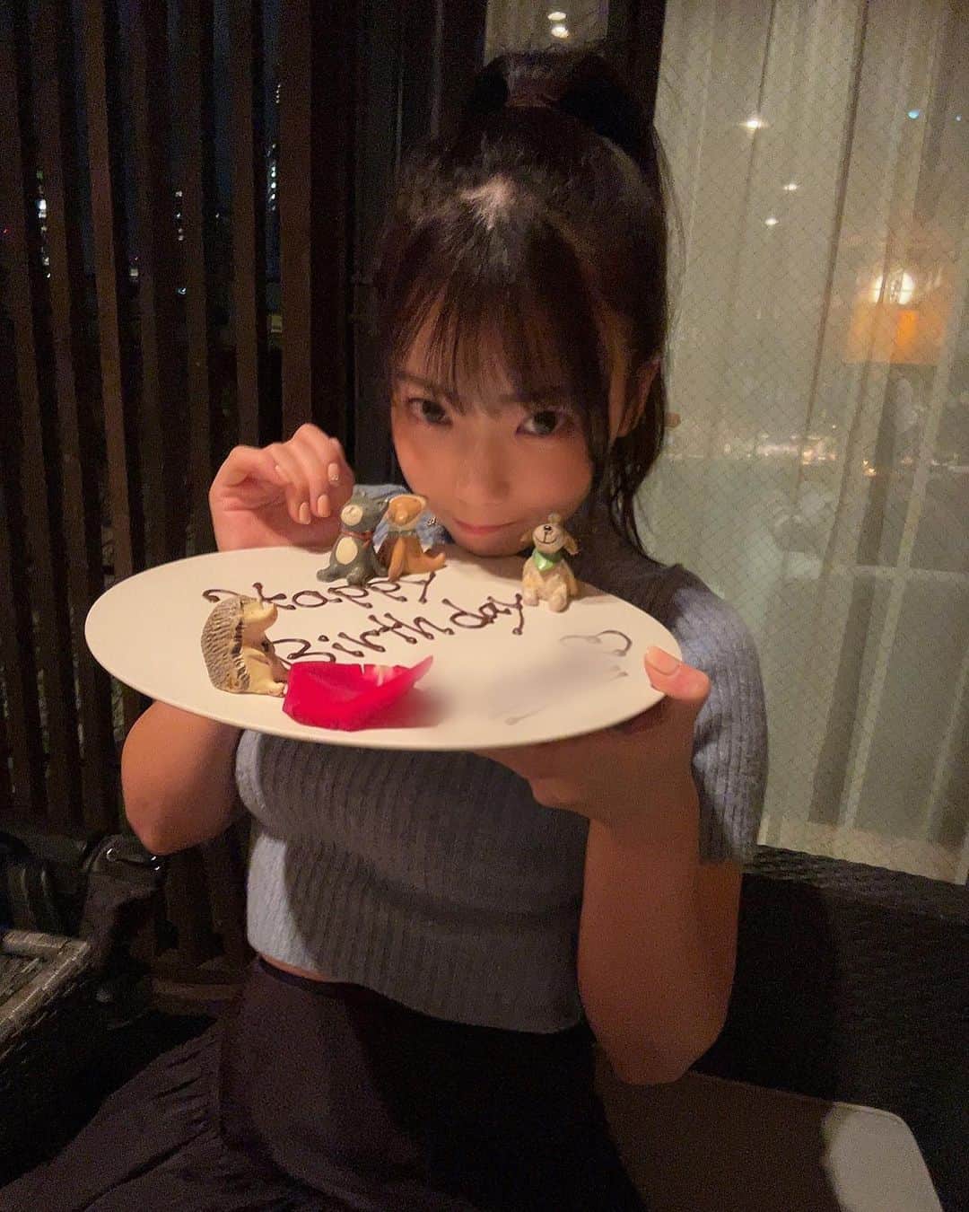 のインスタグラム：「.  🧸♡  お祝いしてもらったよ🍷♡ 今年もふぁんのみんな、ともだち お仕事関係者のみなさまに たくさんのおめでとうを言ってもらえて 嬉しかったです♡  明日から切り替えてまたがんばる！ よし、絶対にレベルアップする💘  たくさんのプレゼントも ありがとうございました🎁♡  .  📢イベント告知 10/5 りほりっく収録 10/9 大勝ロマン収録 10/10 GAPOLI配信 10/11 🎂 10/12 GAPOLI配信 10/14 はなまる撮影会 🔗https://hanamaru-photo.com/article/13453.html 10/15 生誕オフ会🎂withまいちぃ 🔗https://hanamaru-photo.com/article/13495.html 10/18 GAPOLI配信 10/17 りほりっく収録 10/24 GAPOLI配信 10/25 FOREX.com様タイアップオフ会(19-22時) 10/28 りほりっく収録  11/26 大阪チャンスセッション撮影会  11.29 2nd DVD発売📀  #グラビア #グラビアアイドル  #instagood #japanesegirl #follow #gravure #bikini」