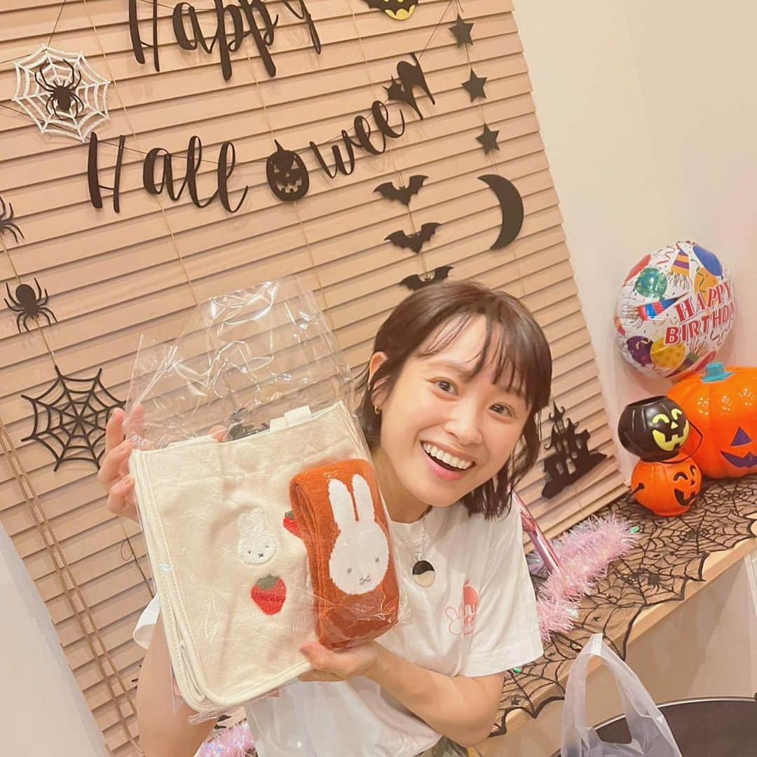 石川梨華さんのインスタグラム写真 - (石川梨華Instagram)「愛ちゃんハピバ🥳  我が家で愛ちゃんのサプライズお誕生日会🎂 愛ちゃんには内緒でさゆえりも呼んだの💓  喜んでくれて良かった🎉  プレゼントも喜んでくれたし 　@moz_forest_label さんと私がコラボしたTシャツを愛ちゃん自ら買って着てきてくれた🥹💓  ちなみに私とさゆは 愛ちゃんが　@hacohaco8585 さんとコラボしたワンピース被ったよw こうゆうの嬉しい💓  用意したごはんもみんな沢山食べてくれて嬉しかった😍 土鍋で初めて作ったタコ飯も大成功👍  みんな我が家のやんちゃボーイズとも沢山遊んでくれてめっちゃ感謝でした‼️  長男はさゆちゃん大好き❤ みんなが帰ってから「世界一可愛いさゆちゃん」ってボソッと照れながら言ったんだ、、、 ママは初めて息子に振られた気分になったぞ🥹w  本当に楽しくてハッピーな一日でした‼️  ハッピー風船をドヤ顔で反対に持ってる事にしばらく気づかなかったしwバースデーの部分は買い忘れた🤣🙏  #石川梨華 #高橋愛 #愛ちゃんお誕生日会 #サプライズ大成功 #亀井絵里 #道重さゆみ #モーニング娘og #譜久村聖 #モーニング娘23  #現在歴代モーニング娘リーダー3人も集まってる #メンバーカラーピンクも3人 #エコモニ #カメラマンえり #冷静になって #すごいメンツ #すっごい仲間 #青春の1ページ #これからもよろしくね」10月12日 9時04分 - rika_ishikawa_official