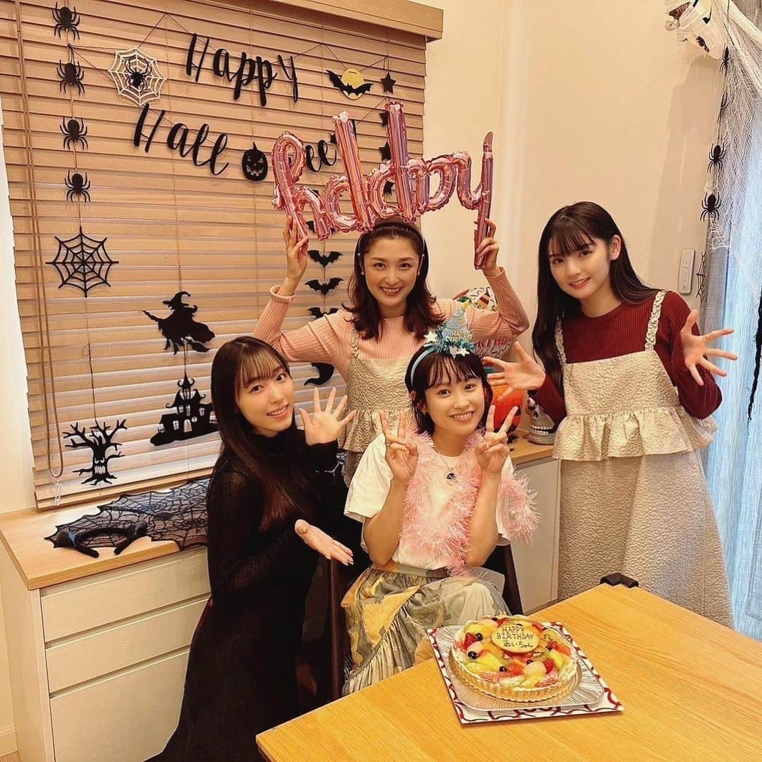 石川梨華のインスタグラム：「愛ちゃんハピバ🥳  我が家で愛ちゃんのサプライズお誕生日会🎂 愛ちゃんには内緒でさゆえりも呼んだの💓  喜んでくれて良かった🎉  プレゼントも喜んでくれたし 　@moz_forest_label さんと私がコラボしたTシャツを愛ちゃん自ら買って着てきてくれた🥹💓  ちなみに私とさゆは 愛ちゃんが　@hacohaco8585 さんとコラボしたワンピース被ったよw こうゆうの嬉しい💓  用意したごはんもみんな沢山食べてくれて嬉しかった😍 土鍋で初めて作ったタコ飯も大成功👍  みんな我が家のやんちゃボーイズとも沢山遊んでくれてめっちゃ感謝でした‼️  長男はさゆちゃん大好き❤ みんなが帰ってから「世界一可愛いさゆちゃん」ってボソッと照れながら言ったんだ、、、 ママは初めて息子に振られた気分になったぞ🥹w  本当に楽しくてハッピーな一日でした‼️  ハッピー風船をドヤ顔で反対に持ってる事にしばらく気づかなかったしwバースデーの部分は買い忘れた🤣🙏  #石川梨華 #高橋愛 #愛ちゃんお誕生日会 #サプライズ大成功 #亀井絵里 #道重さゆみ #モーニング娘og #譜久村聖 #モーニング娘23  #現在歴代モーニング娘リーダー3人も集まってる #メンバーカラーピンクも3人 #エコモニ #カメラマンえり #冷静になって #すごいメンツ #すっごい仲間 #青春の1ページ #これからもよろしくね」