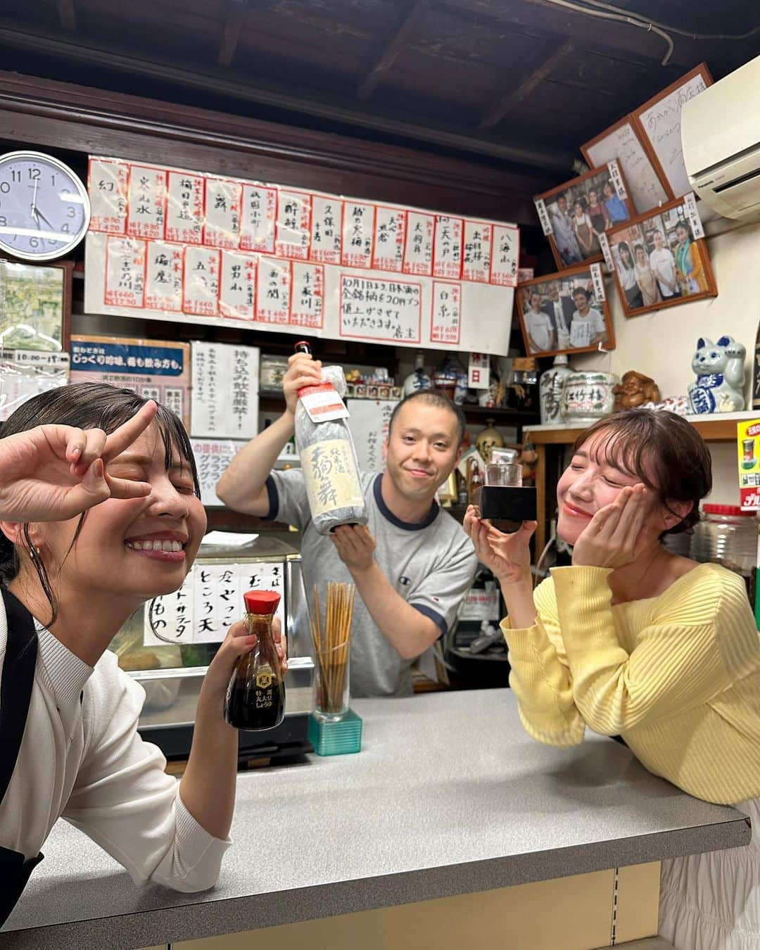 黒田りささんのインスタグラム写真 - (黒田りさInstagram)「🍶【#小倉立ち飲み】  ロケ終わりに服部ちゃんとふらりと歩いていると… 入らずにはいられなかった味ある出立ちのお店を発見👀 旦過市場の老舗立ち飲みあかかべさん🍶  入るや否や、お酒頼んで勝手にお酒のレポートして、 表現があってるかどうかお店の方に聞いて勉強している私たち… えらい☺️付き合ってくれたお店の方はもっとえらい…🥹 たくさん教えてくれて、ありがとうございました！✨  半合で頼めるから、お得に日本酒の違いを味わえる！ 香りや、色、口に広がる甘みや、味が全部違った😳 また説明を聞いて飲むとさらに違いがわかって楽しい！ 日本酒の面白さを改めて確認できました🥰  お漬物や、らっきょも美味しかった🥺 小倉行ったらまた絶対に行く！！！  📍赤壁酒店 小倉北区魚町4-5-4  #小倉#旦過市場#あかかべ酒店#赤壁酒店 #日本酒飲み比べ#小倉グルメ#小倉観光#小倉観光スポット#旦過市場グルメ #北九州グルメ #北九州立ち飲み#北九州おすすめスポット」10月12日 9時10分 - kurorisa_14