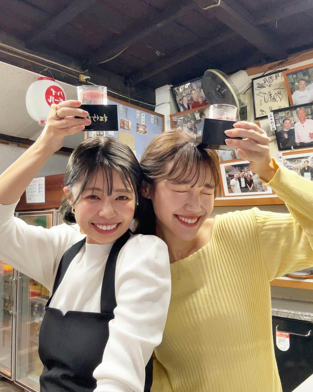 黒田りさのインスタグラム：「🍶【#小倉立ち飲み】  ロケ終わりに服部ちゃんとふらりと歩いていると… 入らずにはいられなかった味ある出立ちのお店を発見👀 旦過市場の老舗立ち飲みあかかべさん🍶  入るや否や、お酒頼んで勝手にお酒のレポートして、 表現があってるかどうかお店の方に聞いて勉強している私たち… えらい☺️付き合ってくれたお店の方はもっとえらい…🥹 たくさん教えてくれて、ありがとうございました！✨  半合で頼めるから、お得に日本酒の違いを味わえる！ 香りや、色、口に広がる甘みや、味が全部違った😳 また説明を聞いて飲むとさらに違いがわかって楽しい！ 日本酒の面白さを改めて確認できました🥰  お漬物や、らっきょも美味しかった🥺 小倉行ったらまた絶対に行く！！！  📍赤壁酒店 小倉北区魚町4-5-4  #小倉#旦過市場#あかかべ酒店#赤壁酒店 #日本酒飲み比べ#小倉グルメ#小倉観光#小倉観光スポット#旦過市場グルメ #北九州グルメ #北九州立ち飲み#北九州おすすめスポット」