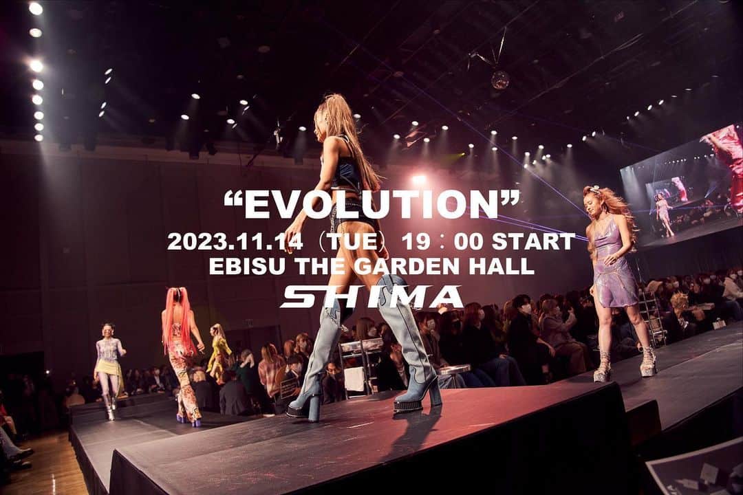 SHIMAのインスタグラム：「【チケット残りわずか🎫】 -SHIMA LIVE HAIR SHOW 2023-  今回のヘアショーテーマは「EVOLUTION」  “EVOLUTION”とは… 『進化』という意味です‼️  SHIMAはスクラップ&ビルドをモットーに、 “What's next？”と常に新しさを追求し、進化し続けてきました！ SHIMAが打ち出す最新のトレンドヘア満載のヘアショーをぜひ体感してください✨  ★対象：美容学生、一般の方 （※美容師の方を対象とした回は別にございます。末尾のご案内をご覧ください。）  ◆Date：2023.11.14(TUE) OPEN/ 18：30 START/19：00 CLOSE/20：00 ◆Place：EBISU THE GARDEN HALL ◆Ticket Price：fee 5,500 YEN (SEAT) or 4,000 YEN (STANDING)  <チケット販売に関しまして> teketオンライン、SHIMA各店にて販売中🎫  【美容師の方は19:00スタートの回にはご入場いただけません】 美容師の方は　OPEN/16:00 START/16:30の回でのご案内となります。 ↪︎詳細は、（株）GAMO Ticket Desk 03-6863-6399 (9:00-17:00 定休日/日祝日・第２土曜） に直接お問い合わせください。  たくさんの方のご来場をお待ちしております♡ #shima #shimahairshow2023」