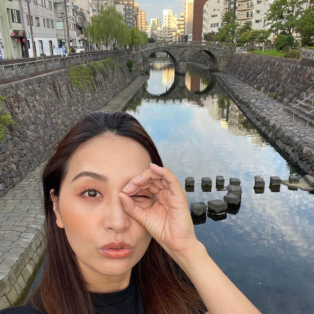 水野佑香さんのインスタグラム写真 - (水野佑香Instagram)「初めて上陸した #長崎   天気も夏みたいに暑くて、 終わった夏休みの延長戦 みたいに過ごせました☺︎  Instagramのフィードは 10枚までだから 旅行の思い出をチラッと記録。  詳しい内容は 今夜20:00公開のYouTubeで 長崎旅行vlog を観てね♪  子連れ・カップルまで楽しめる 島まるごとテーマパークになった リゾートホテルに宿泊したよ🩷　  ひさしぶりに家族4人で旅行✈️  いろんな景色をみて、 普段しない体験して、 美味しいものを食べて、 シンプルにしあわせだ🩷  YouTube ▷ 「水野ゆうか」で検索 ※プロフィール欄のリンクから飛べます✈︎  ストーリーズも載せたいし、 リールも作りたいし、 できればYouTubeにも 思い出vlog残す？？？？  …なんて縦も横も動画を撮って、 写真も撮って収集がつかなくて 観づらかったらごめんねw  旅行中に大活躍したのは @plusme_official の イージータイトスカート！  スーツケースに入れても シワになりにくくて 乾きやすいから旅服に最高🩷  #PR になるかな？ #長崎観光  #長崎旅行  #家族旅行  #子連れ旅行  #アイランド長崎  #伊王島  #めがね橋  #リゾートホテル  #温水プール  #プール付きホテル  #水野祐香チャンネル」10月12日 20時11分 - mizuno_yuka