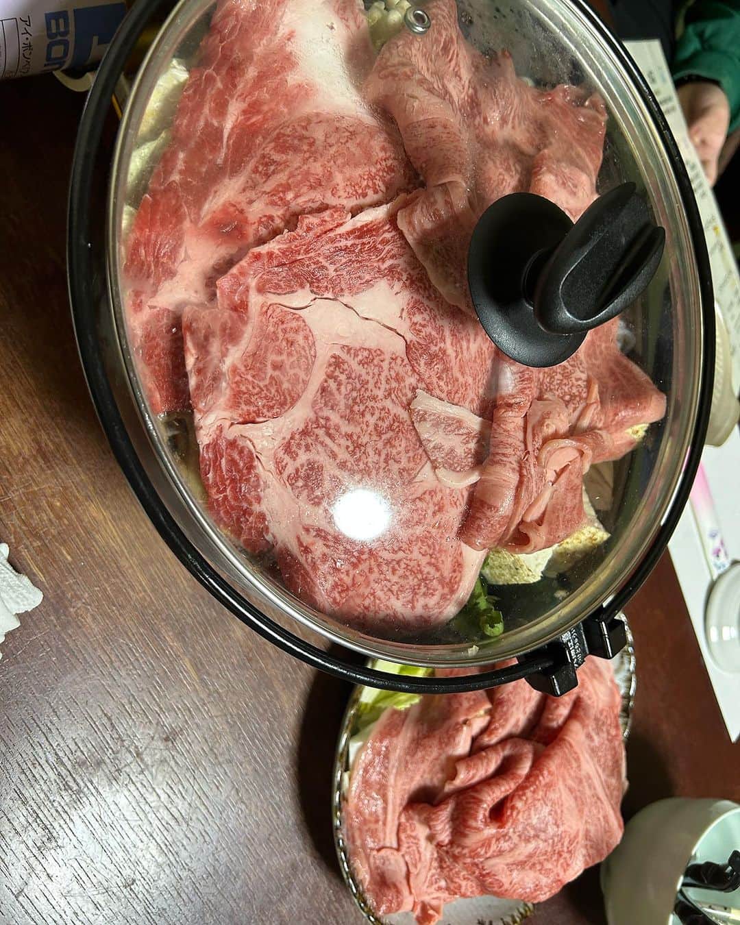 松鳳山裕也さんのインスタグラム写真 - (松鳳山裕也Instagram)「お食事処味館へ 仙台牛すき焼き どこかの薄いペラペラの肉じゃなく肉厚でボリューミー2人前で3800円！ 安っ！ 量多すぎて食べれないかと思ったゼ！ #お食事処味館 #行徳」10月12日 20時05分 - shohozanyuya