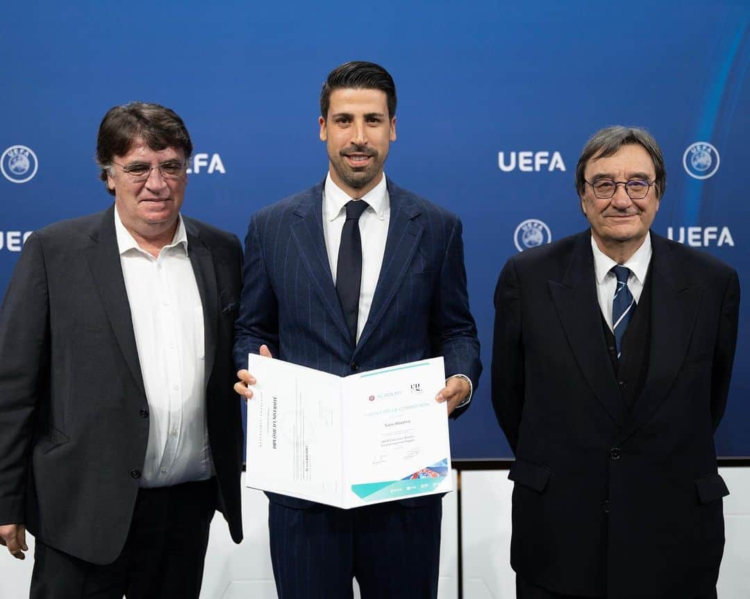 サミ・ケディラさんのインスタグラム写真 - (サミ・ケディラInstagram)「Just graduated - class of 2023. 🎓  Another chapter comes to an end. Yesterday the final examination of @uefa_official MIP took place in Nyon, Switzerland.   I am proud that I had the chance to participate at this special program and learn so much. Thanks to everyone who accompanied during these two years!」10月12日 20時06分 - sami_khedira6