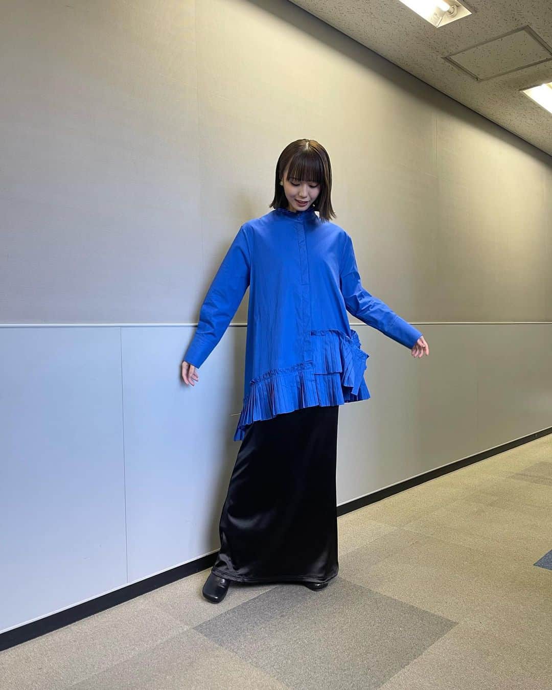 榎本ゆいなさんのインスタグラム写真 - (榎本ゆいなInstagram)「こんなパキッと青も普段なかなか着ないから新鮮いつも新鮮🙈💙(笑) 　 　 -10/7 スタジオ衣装- トップス　@londa_com  スカート　@amail_official  ブーツ　@levernis_official  　 #王様のブランチ」10月12日 20時06分 - enomoto_yuina