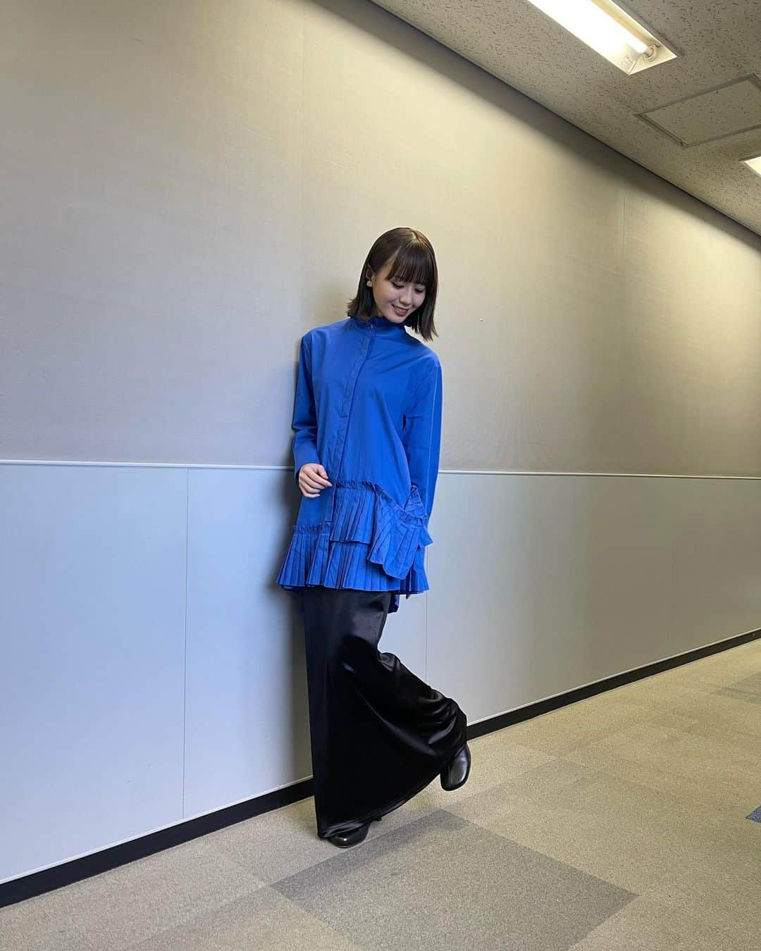 榎本ゆいなさんのインスタグラム写真 - (榎本ゆいなInstagram)「こんなパキッと青も普段なかなか着ないから新鮮いつも新鮮🙈💙(笑) 　 　 -10/7 スタジオ衣装- トップス　@londa_com  スカート　@amail_official  ブーツ　@levernis_official  　 #王様のブランチ」10月12日 20時06分 - enomoto_yuina