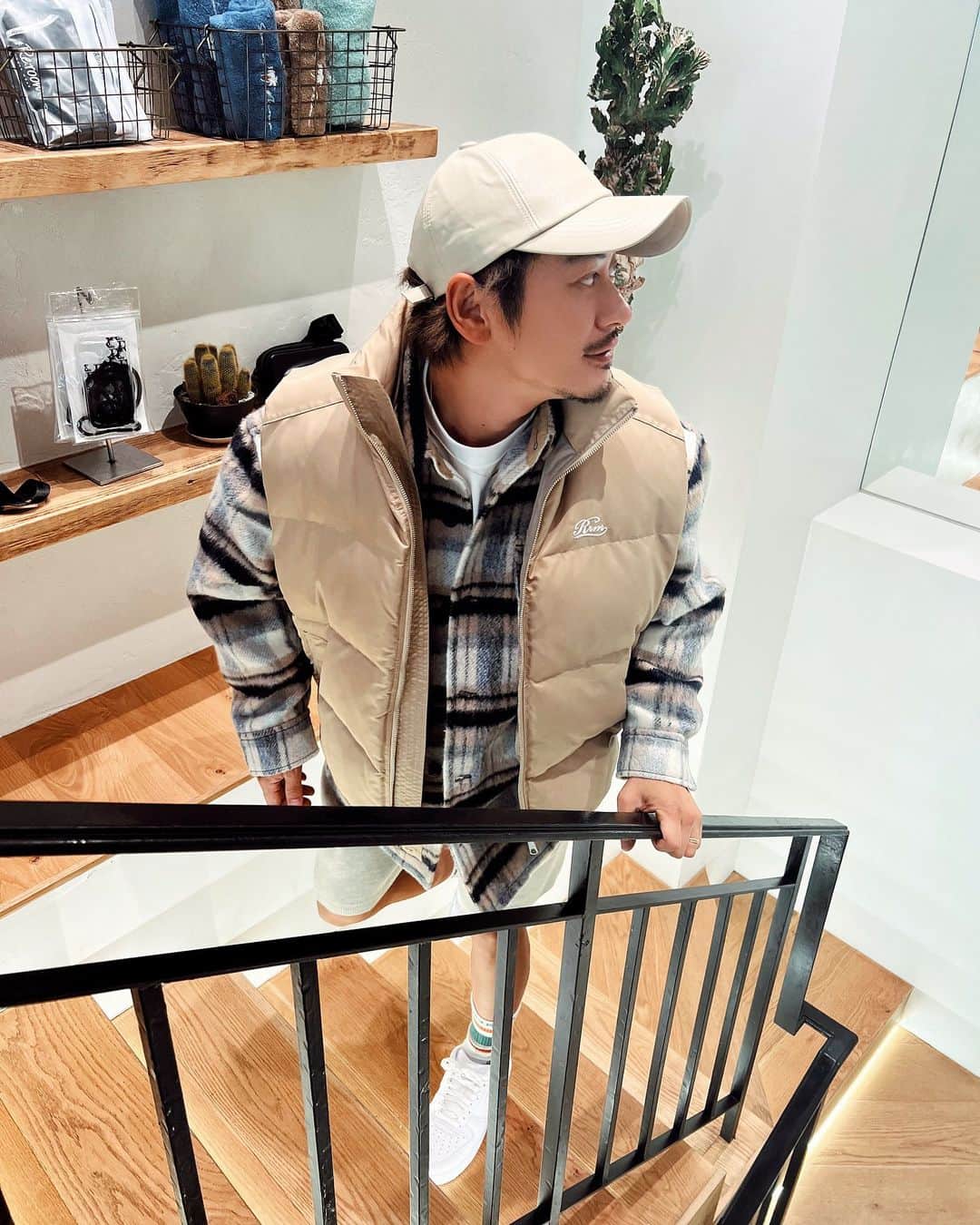 のインスタグラム：「. 店舗に最近居ることが多いんだけど、やっぱりお客様に直接お会いして、接客させてもらうことがとても楽しいし、幸せだなって思う🙏🏽✨  11月は福岡、名古屋、大阪 12月は滋賀 ※ストーリーに記載、Webサイトにも詳細あり  とPop up store 2023F/Wがはじまります❤️‍🔥  皆さんに会えるのが今から楽しみ☺️🫰🏽 コロナも終わったし、絶対会いに来てね‼️‼️‼️‼️笑」