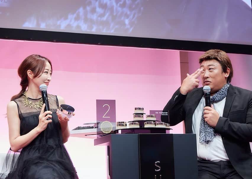 神崎恵のインスタグラム：「・ 美的のイベントで、メーキャップアーティストのHARUKIさんと美しさについてお話をしました。 眉間ケアの大切さや眉間から美しさを開花させる方法も伝授していただき、刺激と学びをいただきました。 話題のSUQQUのファンデとパウダーの魅力もお話ししました。 学びと、ユーモア。 楽しい時間でした! 今年はこうしてみなさんと一緒に楽しむことができるイベントが再開され、とても嬉しいです。 来週は京都高島屋へ、 11月から春にかけても札幌、博多、西宮、東京をはじめ、たくさんのイベントが続きます。 楽しみにしています。  @creatorsfile_officialgoods  @bitekicom  @suqqu_official @zekikoyasuko  @unami_kudo」