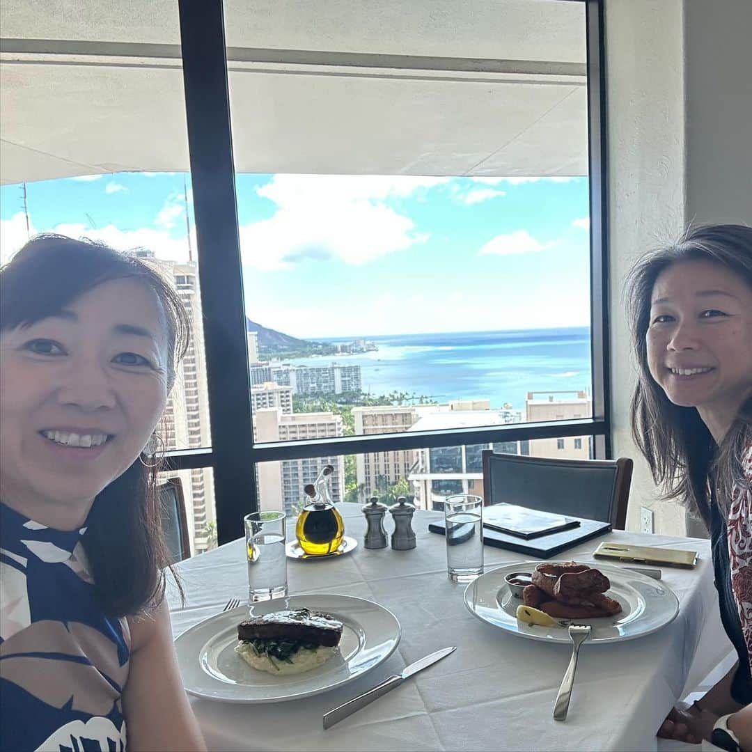 飯島寛子さんのインスタグラム写真 - (飯島寛子Instagram)「近くに住んでいても日常に追われ、なかなか逢えなかったオハナの信ちゃん！ 深い話がつきない‥。ミートローフ　スパイスきいてて美味美味。 そして、レッド・ヴェルヴェット・ケーキ美味しいね！見たことあるけど食べたことなかったぁ。 #誕生月　#redvelvetcake cake」10月12日 18時44分 - hirokoiijima