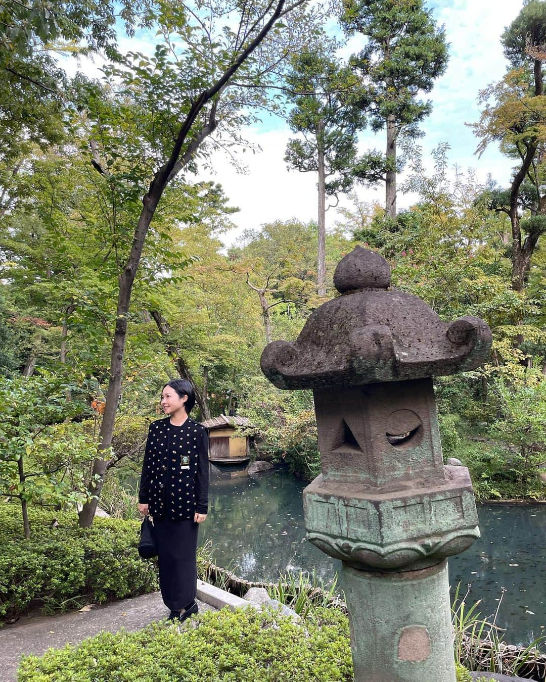 加藤るみさんのインスタグラム写真 - (加藤るみInstagram)「【根津美術館】  東京に住んでいたのに、一回も行ったことなかった根津美術館。  蚊に刺されまくったが、都会の緑を徘徊できて良かった。  根津美術館内のカフェは外を眺めながら休める超絶チルい空間でした。  カフェラテは一日一杯まで。(自分ルール)  #根津美術館」10月12日 18時37分 - rumicinema