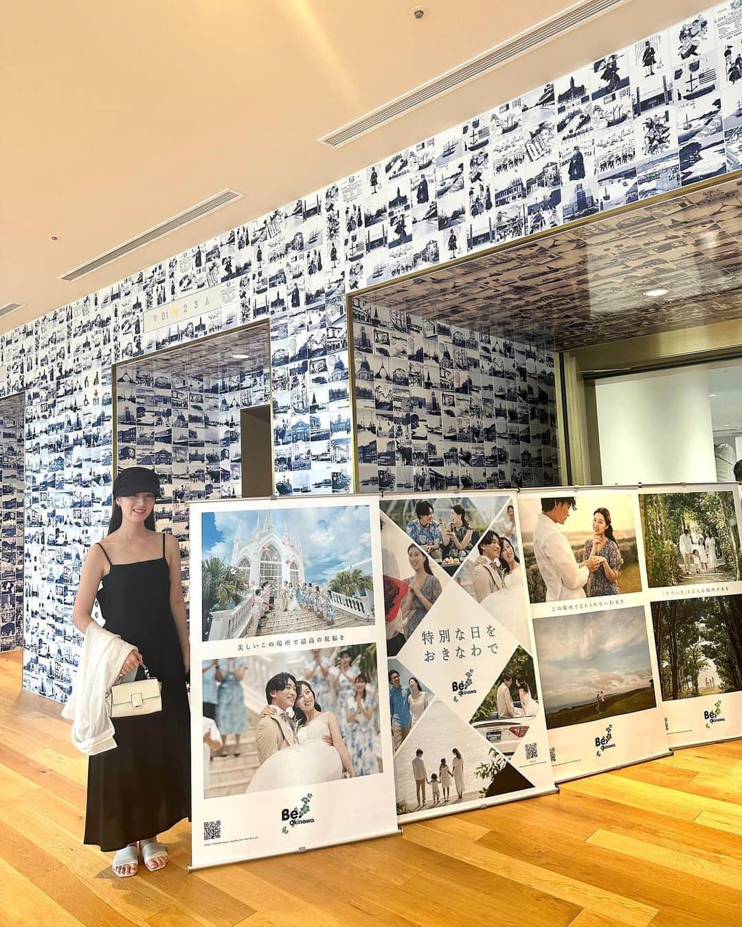 のインスタグラム：「'  9月に行われた沖縄、ハワイﾘｿﾞｰﾄｳｪﾃﾞｨﾝｸﾞﾌｪｱに 遊びに行ってきました~🌺☺️🙌🏻🏝️ そしてなんと！7月に沖縄で撮影した Be. Okinawaさんのポスターが入口に🥹‼︎📃  2代目沖縄ｳｪﾃﾞｨﾝｸﾞｱﾝﾊﾞｻﾀﾞｰ仲間で 新郎役のコウ様と一緒に記念撮影しました🫅🏻👸🏻  会場はたくさんのカップルの方が来場されていて 幸せな気持ちになり、とっても羨ましかったなぁ🥰🪽  JAL🛩️さんのプレミアムエコノミーシートの 体験もさせていただきました💺🪩´- とてもゆったりくつろげて これめちゃくちゃ最高でした.ᐟ.ᐟ🥺✨✨✨  #沖縄#okinawa」