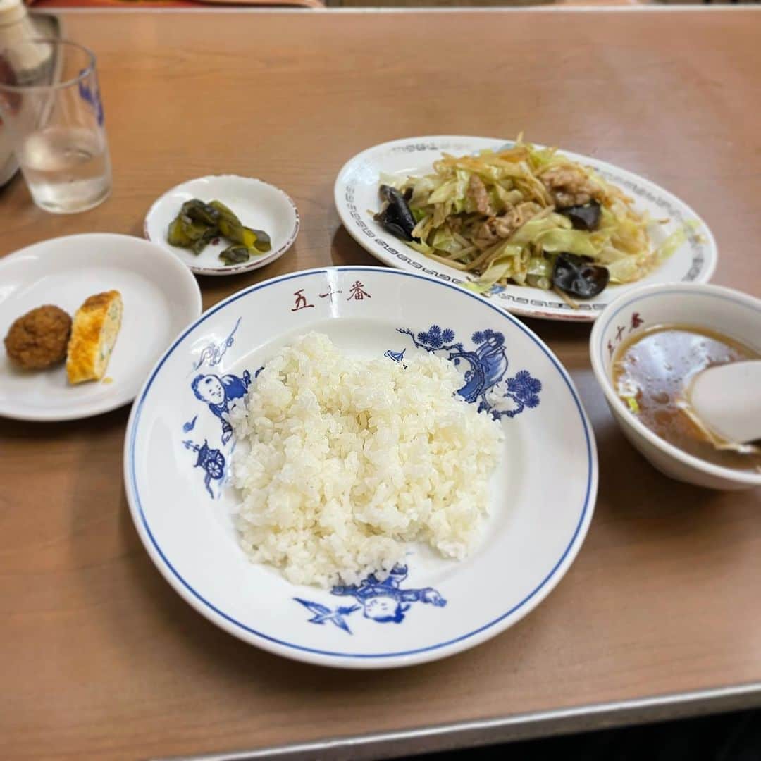 木村ひさしのインスタグラム：「最高のおっさんの晩ごはん。 五十番　肉野菜炒めセット＋餃子 #最高のおっさんの中華料理」