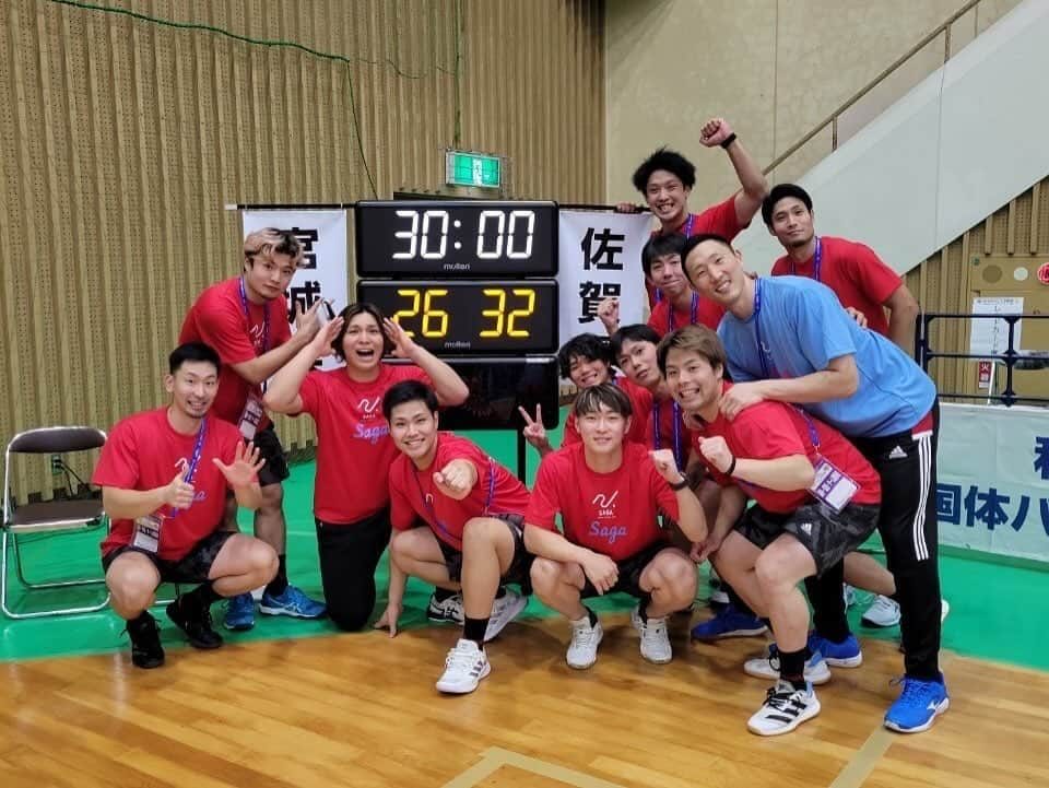 成田幸平さんのインスタグラム写真 - (成田幸平Instagram)「＊＊＊  特別国民体育大会 燃ゆる感動かごしま国体  佐賀県 32-26 宮城県 Win✨  優勝しました✌️  僕はプレーしていませんが みんなが頑張ってくれました✨  日帰りで決勝だけ見に行って 優勝を味合わせてもらって 本当に最高でした😆  またこの感動を味わえるように 頑張ろうと思います💪  たくさんの応援ありがとうございました🙇🏻‍♂️  #トヨタ紡織九州レッドトルネードSAGA #HANDBALL #ハンドボール #JHL #日本ハンドボールリーグ #BEUERFEIND #MIZUNO」10月12日 18時41分 - kohei_narita23