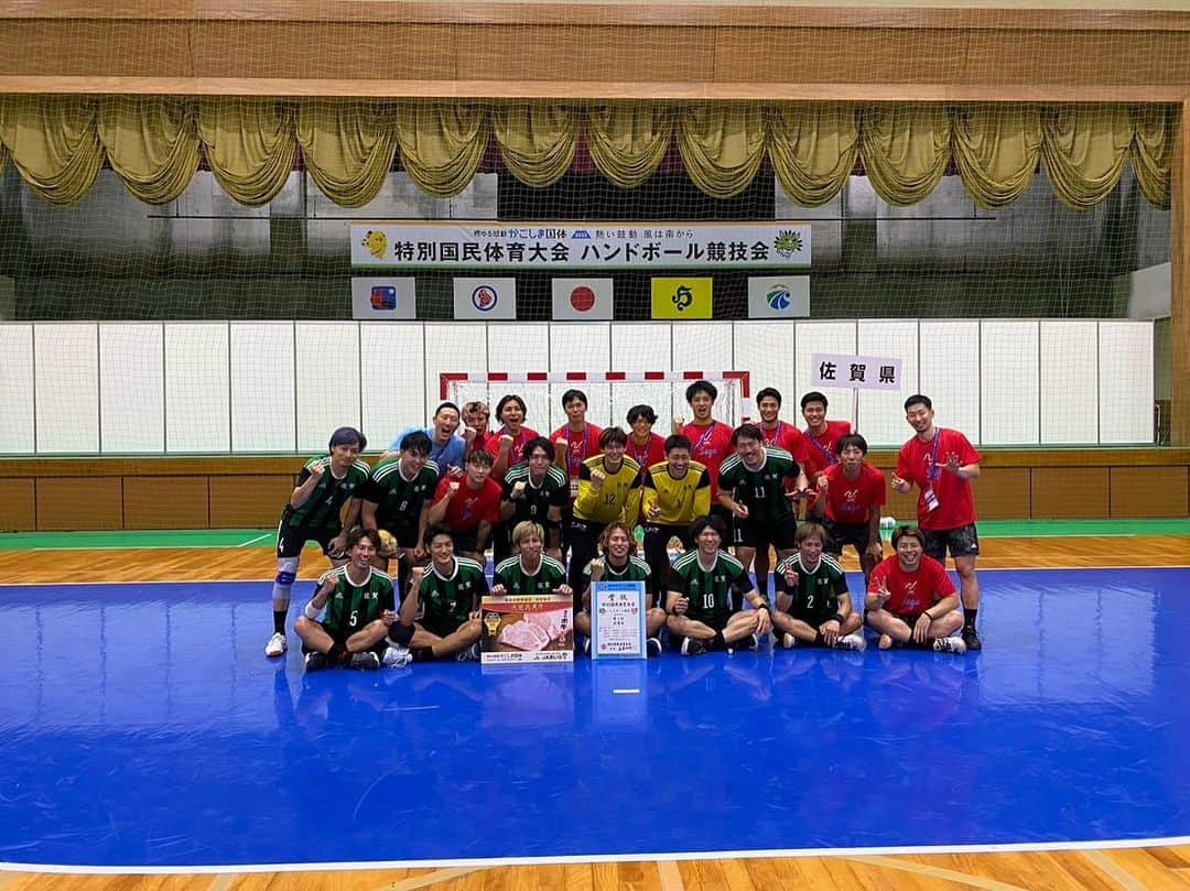 成田幸平さんのインスタグラム写真 - (成田幸平Instagram)「＊＊＊  特別国民体育大会 燃ゆる感動かごしま国体  佐賀県 32-26 宮城県 Win✨  優勝しました✌️  僕はプレーしていませんが みんなが頑張ってくれました✨  日帰りで決勝だけ見に行って 優勝を味合わせてもらって 本当に最高でした😆  またこの感動を味わえるように 頑張ろうと思います💪  たくさんの応援ありがとうございました🙇🏻‍♂️  #トヨタ紡織九州レッドトルネードSAGA #HANDBALL #ハンドボール #JHL #日本ハンドボールリーグ #BEUERFEIND #MIZUNO」10月12日 18時41分 - kohei_narita23