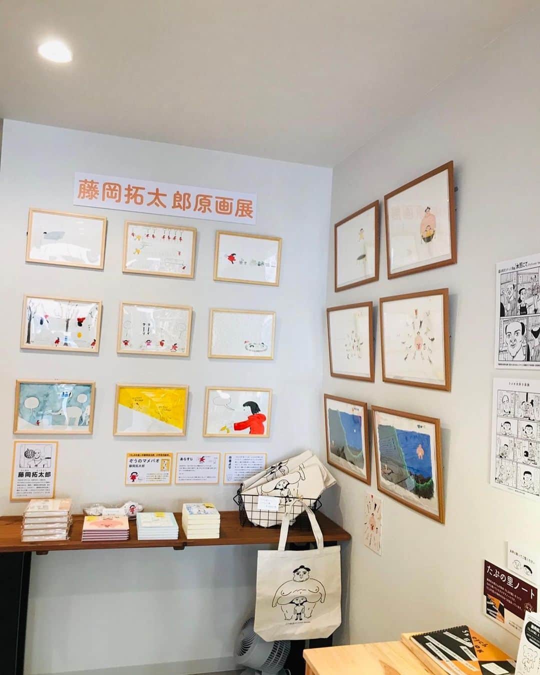 藤岡拓太郎のインスタグラム：「東京 葛飾区の「POTATO CHIP BOOKS」さんで、たぷの里とマメパオの原画展が始まっています！  ポテトチップ・ブックス、いい名前。  原画展示（たぷ6点、マメパオ9点）のほか、トート、缶バッジ、サイン本、特製フリーペーパーも置いて頂きました。たぷの里制作ノートも店内で読めます。たぷの里顔はめパネルも。  10/7～11/4 定休日：日曜・月曜」