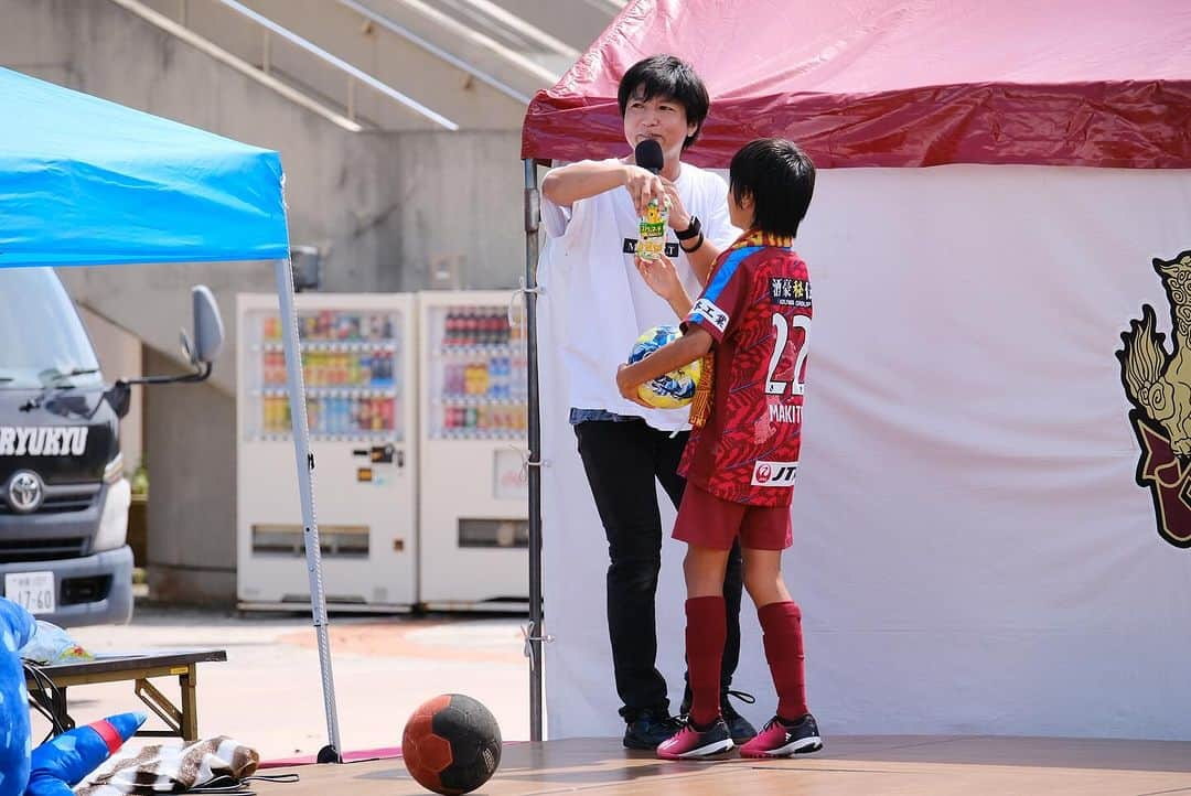 FC琉球さんのインスタグラム写真 - (FC琉球Instagram)「📷｜𝙋𝙃𝙊𝙏𝙊𝙂𝘼𝙇𝙇𝙀𝙍𝙔  【OFF THE PITCH】  10/7(土） ２０２３明治安田生命Ｊ３リーグ 第30節 🆚カマタマーレ讃岐  #FC琉球 #僕たちが見たかった青空 #青木宙帆 #播戸竜二 #フリースタイルフットボール #KAZA」10月12日 18時52分 - fcryukyu