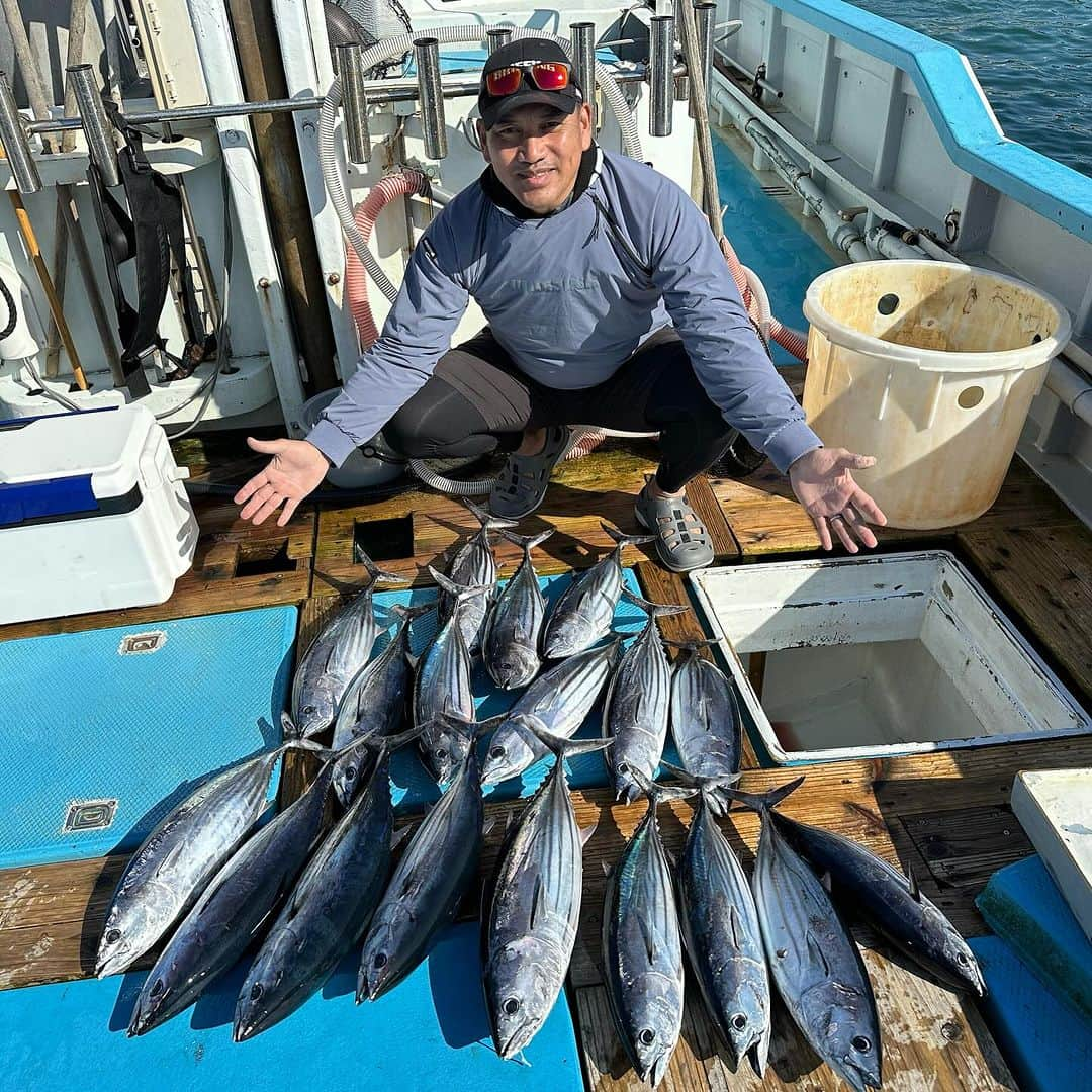 井口資仁のインスタグラム：「"竜海丸" (横須賀市長井)  キャスティングでキハダマグロ狙い‼️ の予定でしたが… マグロくんが表層に上がってこないので、 カツオにchange🎣 見事にそれが大当たり🎯  "カツオ祭り"🐟  早速 捌いて 今晩はカツオのタタキ藁で焼きます。  #井口忠仁 #井口資仁 #竜海丸 #キハダマグロキャスティング  #キハダマグロ #カツオ  #カツオキャスティング #カツオ祭り #カツオたたき」