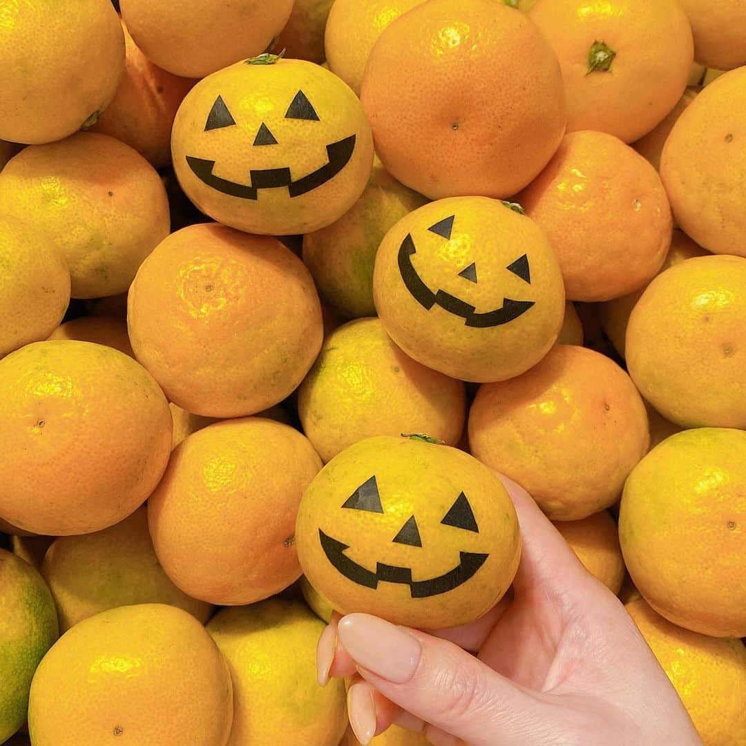 ちぱるさんのインスタグラム写真 - (ちぱるInstagram)「. 和歌山県のありだみかん🍊  1号🎃2号🎃3号🎃  ハロウィーン前に食べ終わっちゃうね😋 . . . #有田みかん #ちぱる🍊」10月12日 18時45分 - chiparu125