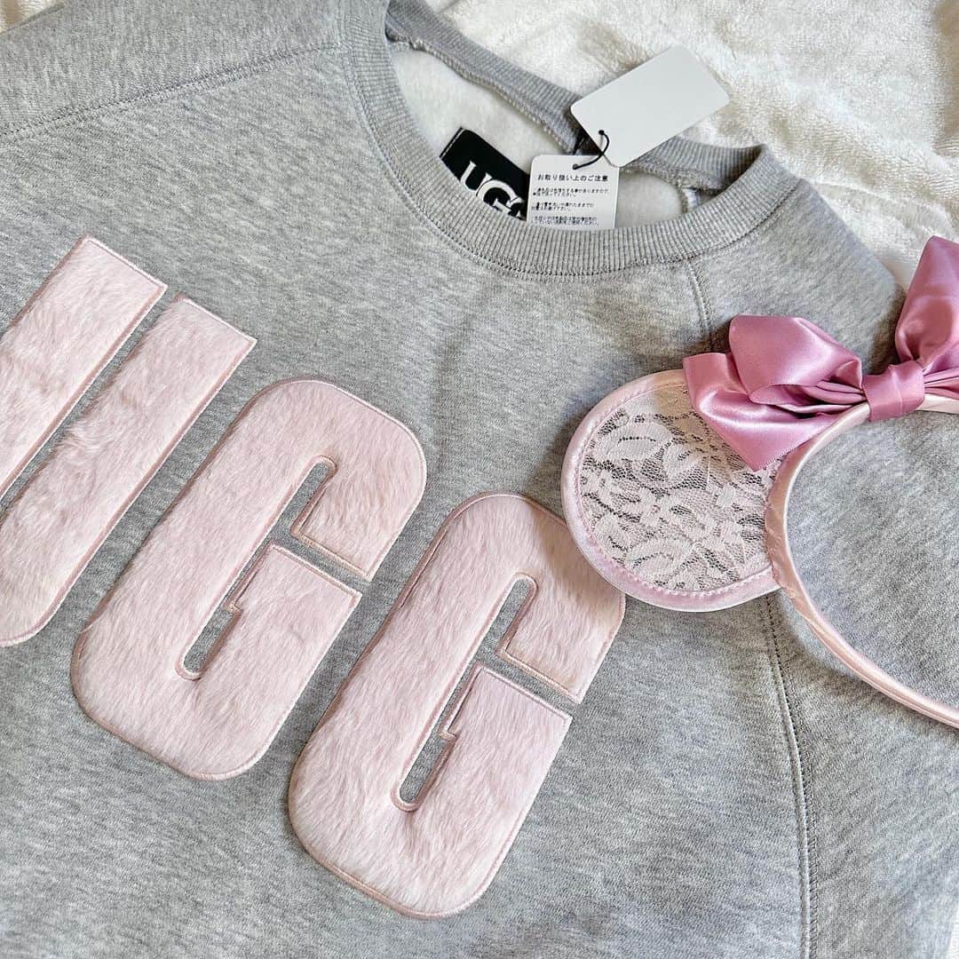 あいりのインスタグラム：「UGGのスウェット☺︎ グレー✖️薄ピンクの配色が可愛くて購入してみた🩶  #UGG#スウェット#スウェットコーデ#アグ#淡色女子#グレーコーデ#ピンクコーデ#disney」