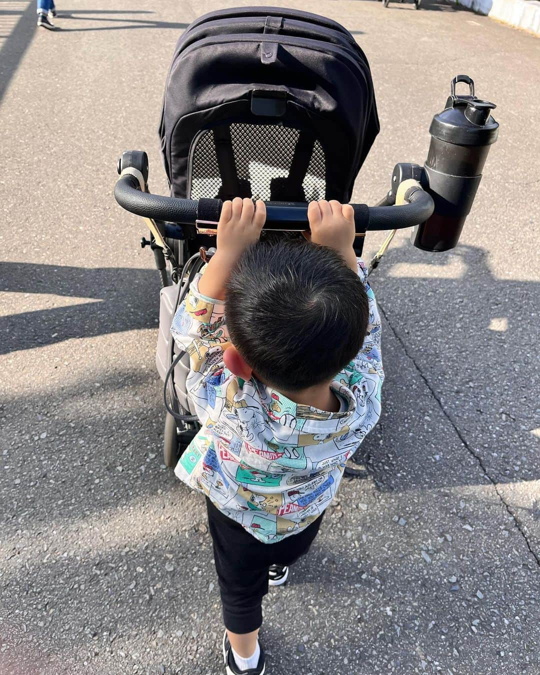 大寺かおりさんのインスタグラム写真 - (大寺かおりInstagram)「先週行った昭和記念公園💛 黄色いコスモスが満開で綺麗でした☺️ . コスコス畑の少し手前にある隈研吾さん設計の カフェにも寄ってみました☕️ いかにもー！な感じでした🪵 . 久しぶりに息子を高い高いをしたら めちゃくちゃ重くなっててビックリ😇 1秒キープするのもやっとでした。 本当すぐ大きくなっちゃうなぁ。 しみじみ。 . . ただいま体調を崩しておりましてお仕事関係の皆様に ご迷惑をおかけしております😢申し訳ありません。 . 体調不良で仕事を休んだのは多分この10年なかったので RSK時代に交通事故にあったとき以来かと。 (打撲&鼻の骨にヒビが入り1日休みをもらいました) . 来週の復帰に向けて、のんびり過ごしつつ (育児は休めないのでちょっと大変ですが🙂) 息子にたくさん癒してもらってます。 . #秋到来 #昭和記念公園 #男の子ママ #1y9m #子連れお出かけ #みんな大好き隈研吾先生 #カフェ」10月12日 18時46分 - kaori_ootera