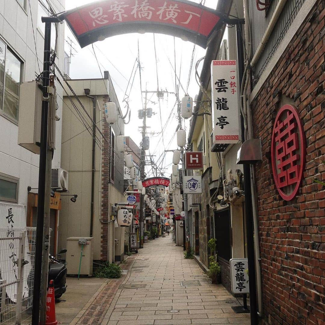 高園あずささんのインスタグラム写真 - (高園あずさInstagram)「📍長崎 / Nagasaki ( 軍艦島 ) 両親、妹も一緒に親子三世代旅行🛳️  1.2.3.4_ 初めての軍艦島へ。 クルーザーの中で軍艦島のストーリーを 少し学んで行ったからぐっと入り込んで見れた。 し、もっとこの島について知りたくなった。 映画もあるらしいから この島についてさらに知った上でまた行きたいな〜⚓️ なんて思わせられるくらい興味深い島。 いい時代やったんやろうなぁ。  台風の影響で上陸できなかったから またリベンジ！！💪🏼 お父さん嫌がるだろうけど（笑） 心都との写真が好き過ぎてココに記録。  5_ @chaisy_style  はじめての3人お揃い。🤍  6.7.8_ 思案橋横丁🍜  9.10_ 長崎ペンギン水族館 @_a_n_d_p_a_l_ のボーダーで三姉妹お揃い💛  子供たちが喜ぶ場所に 連れて行ってあげたい気持ちはもちろんなんだけど 孫が楽しそうな姿を見て微笑む親の顔を見ることが こんなにも幸せなんだって。  まだまだみんなでいろんな場所出かけようね、 お父さんお母さん！  #長崎 #軍艦島 #家族旅行 #三世代旅行  #azusatakazono_旅」10月12日 18時47分 - azusa_takazono