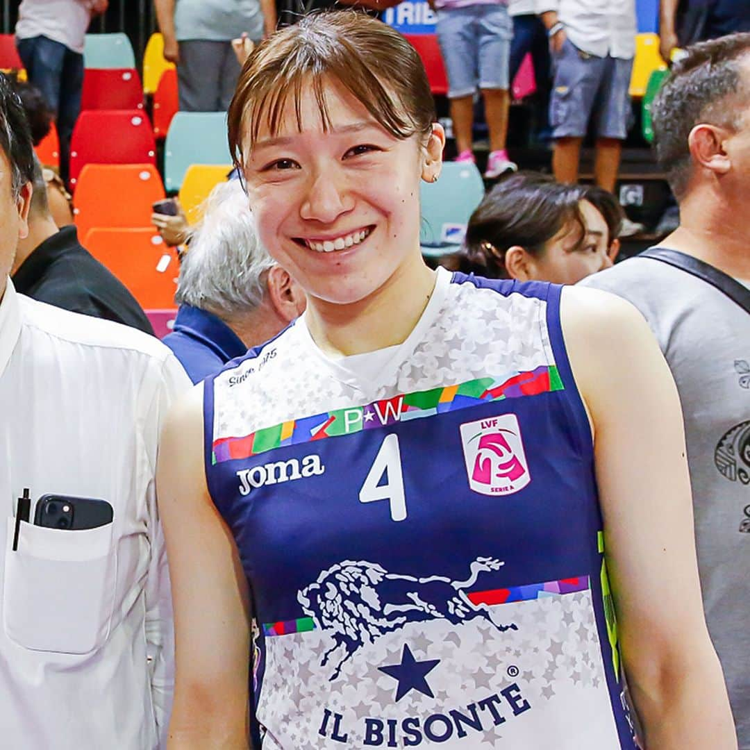 石川真佑のインスタグラム：「🏐😍 イタリアへようこそ 🇮🇹  Welcome to Italy Mayu☺️  First match in Italy of @mayu_00514 , new outside hitter of @ilbisontevolleyfirenze 🥰  📺 Watch #LVFSerieA on VBTV  📸 @missely80 #iLoveVolley #Ishikawa #Volleyball #Pallavolo」