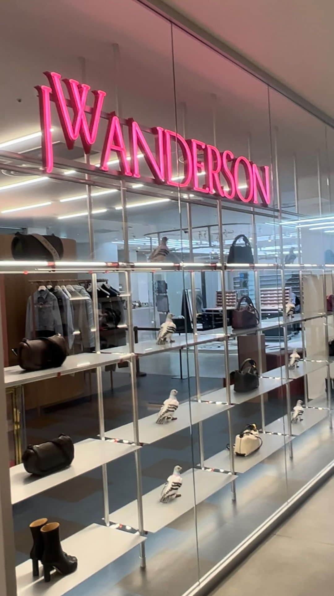 のインスタグラム：「JW ANDERSONが、10月13日に渋谷PARCOにて直営店舗をオープン。店内にはアクセサリーやジュエリー、ティー セットなどヴァラエティ豊かなアイテムがキャビネットにディスプレイされている。また、ピンク色のカーペットとベルベットのカーテンが印象的なフィッティングルームにも注目。  #jwanderson #渋谷パルコ」