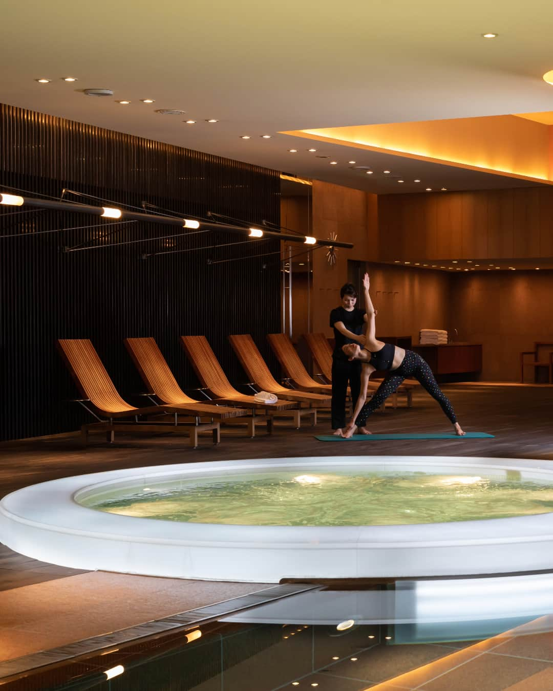 グランドハイアット東京さんのインスタグラム写真 - (グランドハイアット東京Instagram)「Nagomi Spa and Fitness provides the perfect escape from the commotion of the city, allowing guests to rest and rejuvenate after a busy day of work or travel.  Among various workshops and treatment options, our “Hot Stretch” plan is an especially effective way to get the blood flowing. Perform a combination of yoga and Pilates poses in a hot and humid space, and feel the immediate benefit to both body and mind as your stress and soreness simply melt away.  Break a sweat and soothe your soul this autumn at Grand Hyatt Tokyo.  都会の喧騒を離れ、リラックス時間を提供するNAGOMIスパ アンド フィットネスでは、ゲストのボディメンテナンスをお手伝いします。夏の疲れが出やすいこの時期におすすめです✨  なかでも、ホットストレッチのメニューがユニーク。湿度と温度が高めの環境で随所にヨガやピラティスのポーズを取り入れたストレッチを行い、血液循環をより良くし柔軟性を高めます。  スポーツの秋、汗をかいてすっきりとリフレッシュしませんか？  #グランドハイアット東京 #grandhyatttokyo #grandhyatt #hyatt #worldofhyatt #tokyo #roppongihills #ホテルスパ #ボディメンテナンス」10月12日 18時50分 - grandhyatttokyo