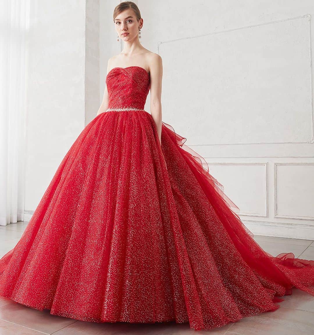 fino_wedding【フィーノ公式】のインスタグラム：「🍀スタッフお薦め🍀  IC-126 #赤いドレス  @isamumorita136   キラキラグリッターが輝く真っ赤なカラードレス 取り外しできるバックトレーンはフリンジ仕様でエレガントに。  明るい赤のキュートなドレスです  #赤  #レッド  #red  #カラードレス  #真っ赤なドレス  #キラキラ女子  #キラキラドレス  #キラキラ好きな人と繋がりたい  #バックスタイル  #カラードレス試着  #カラードレス迷子  #カラードレス選び  #赤い  #グリッター  #グリッタードレス  #花嫁準備  #ドレス選び  #レッドドレス  #色選び  #イエベ  #ブルベ  #2024wedding  #2025wedding」