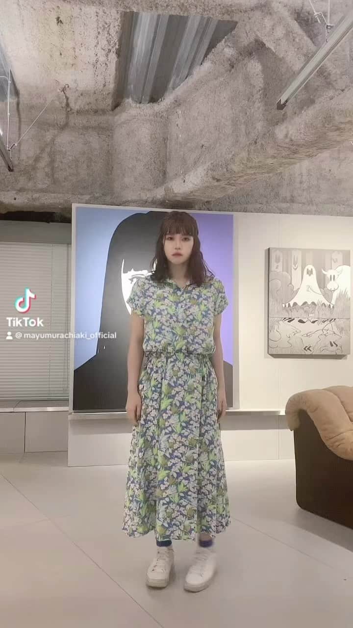 のインスタグラム：「スカートでよだれ拭かないで」