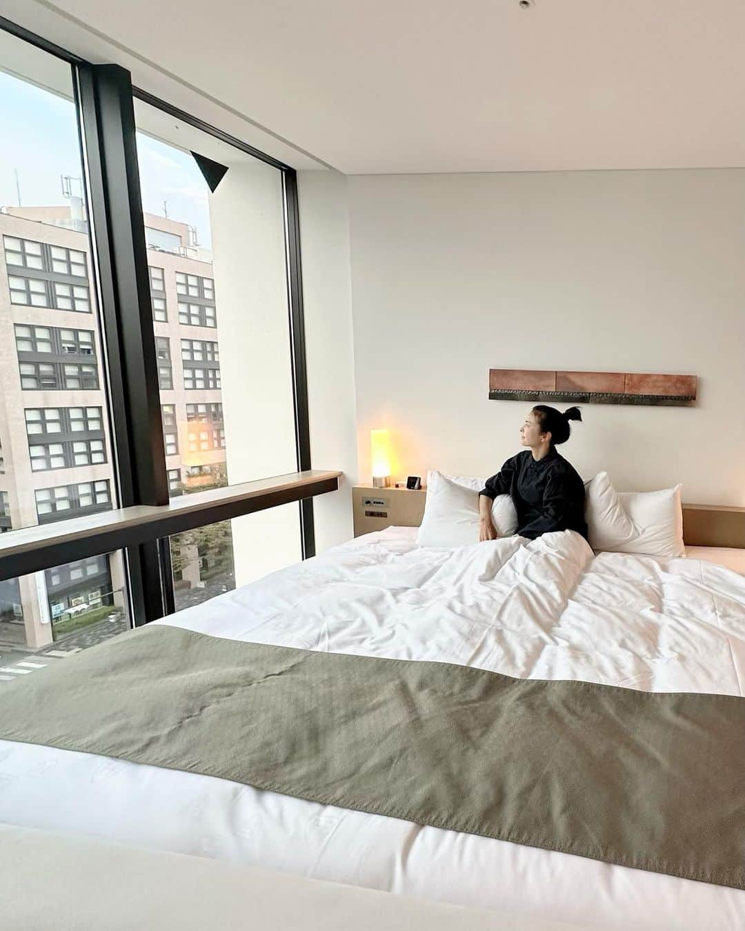 大桃美代子さんのインスタグラム写真 - (大桃美代子Instagram)「朝から肌の調子がいい日は、気分がいい。  旅先だと、乾燥したり、眠りが浅かったり、  コントロールが難しくなります。  ザ・ロイヤルパークホテル　アイコイック京都で、 @iconickyoto   「スキンケアアメニティー付き”キレイ美肌”宿泊プラン」に行ってみました。  1年前に開業仕立ての時にお世話になり、二度目で、  進化したプランにワクワク。  ヒト幹細胞配合スキンケアの「JOIE CELLULE」のスキンケアセットが使えるだけでなく、  １セットお持ち帰りできるという、  なんとも贅沢プラン。  バスルームにあるシャンプー＆トリートメントでヘアケアも出来る。（備え付け）  実はこのコラボ、ホテルのSDGsで始まったもので、  地域にホテルが貢献できることはないだろうか？  京都の企業とコラボできたら、、、と  京都のコスメブランド「JOIE CELLULE（ジョワセリュール）」とのコラボになったのだとか。 @joiecellule   京都のふるさと納税の返礼品になっている、化粧品で知っていましたが、  その化粧品を使えると聞いて、またお邪魔した次第です。  ホテルはお客さまだけでなく、地域にどれだけ貢献できるか？を問われる時代。  ロイヤルパークホテルズ（京都では５つ）に泊まると、  ジョワセリュールが化粧品の通常サイズがアメニティーで持って帰れる！」  宿泊客、コラボメーカー、ホテルとWIN❎WINの企画です。  入浴後にゆっくりと、とろみのある化粧水をつけた後に、  ヒト幹細胞パックしてみました。  翌朝、もっちりとして、潤ってる。  手のひらで感じる、ピタッと感。  バタバタしていた心も、潤う。  肌は心の鏡ですね。  このコラボプラン、一人旅がいいかも〜。  自分を大事にする時間を、確保するには、  ホテルに籠るのがいいですね。  そして、朝食に、ミシュランシェフの原田慎次さんの朝食もいただけて、  整う朝食でした。  肌をケアするというホテルステイ。  ホテルなのに大浴場や、メディテーションルーム、お茶で整うルームなど  館内での過ごし方の提案が沢山あり、  ここでは足りないほど。  宿泊客ならどなたでも使えるラウンジからは、祇園祭の山鉾が一望できる。  このホテル本当におすすめです。  烏丸御池駅から徒歩２分の立地も、  京都観光に便利です。  ロビー階のBARも素敵なので、またご紹介します。  日常知らないうちに力が入って頑張りすぎている女性の皆さん。  自分を感じるホテルステイ。  まずは、スキンケアでいたわって。  京都で女を目覚めさせた夜でした。  @joiecelu  @joiecellule  @iconickyoto   #2種類のヒト幹細胞培養液配合 #ヒト幹細胞シャンプー #泥シャンプー #ザロイヤルパークホテル京都四条 #ザロイヤルパークホテル京都三条 #ザロイヤルパークホテル京都梅小路 #ザロイヤルパークホテルアイコニック京都 #ザロイヤルパークキャンバス京都二条#pr」10月12日 19時01分 - miyoko_omomo