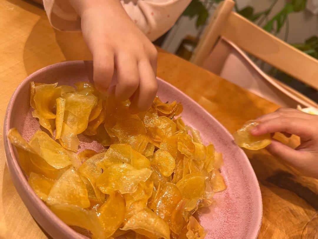 近藤千尋のインスタグラム：「娘が芋掘り遠足で収穫してきたさつまいも🍠💕 一品目は芋けんぴチップスにしたよ〜💁‍♀️🎵 手が止まらない私たち、、🐽笑 誰か止めて😂🩷  今日はとても緊張することがあったから 甘い物が止まりません🥰  とあちゃん、お芋さんありがとう🍠❤️ 米油で揚げて、はちみつと少しのお水と 最後お塩をパラパラ😍  明日はラヴィットみてね🎵」