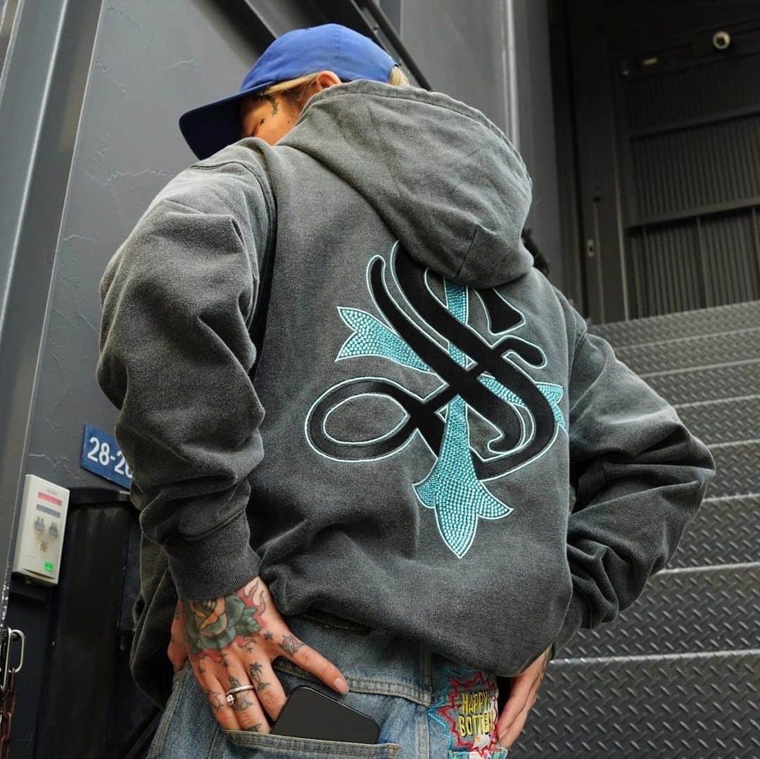 のインスタグラム：「【西館5F LHP】 【別注】STUDS CROSS ZIP HOODIE ¥20,900-(tax in.) Supplier × LHPのジップフーディー 定番人気のアイテムに限定の配色。 今回は全3色の展開となっております。   1.BLACK x BLUE 2.BLACK x PINK 3.BLACK x BLACK   どれも人気必須の配色ですので、お早めに。       @lhp_nagoya_parco」