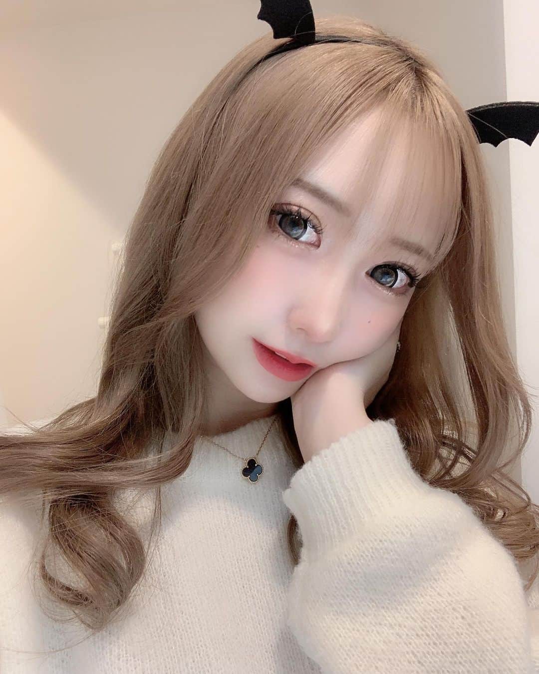 愛莉のインスタグラム：「HELLOWEEN楽しみだねっ👼︎💕︎︎💕︎  . #大阪#北新地#難波#歌舞伎町#水商売#キャバ嬢#キャバクラ#ホスト#キャバドレス#可愛い#ガリガリ#スタイル抜群#金髪#ギャル#清楚#お姉さん#谷間#ヘアメイク#自撮り#いいね返し#フォロー返します#整形#美容#セクシー#コスプレ#小悪魔#ティックトック#ハロウィン#HELLOWEEN」