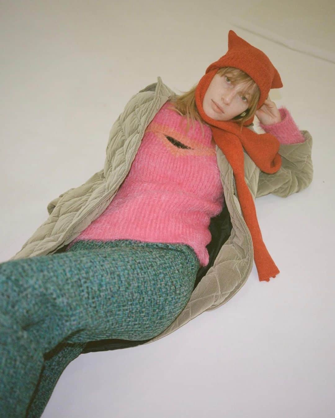 sodukのインスタグラム：「lina in #soduk - flat knit cap / red - long hair knit / pink - mixed color knit trousers / green - padded coat / green  #soduk23fw」