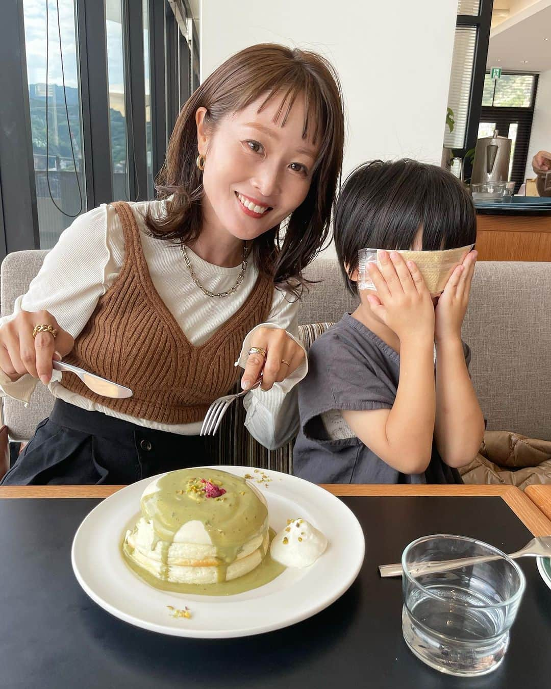 Kikuno Sayumiのインスタグラム：「ピスタチオのパンケーキ🥞 @petitpont_yawatahama.new.port  甘さ控えめで美味しかった〜😋 姉ちゃんが食べてたフルーツパンケーキもうまうまやったよ♡ ・ オシャレで海やフェリーが一望できて、最高のロケーション✨てか！八幡浜のフェリー乗り場がオシャレになってた😍昔はよく家族でカーフェリーに乗って出掛けてたなぁと懐かしくなったよ😚 ・ ・ #愛媛観光#愛媛カフェ#八幡浜グルメ #八幡浜カフェ #ピスタチオスイーツ #プチポン」