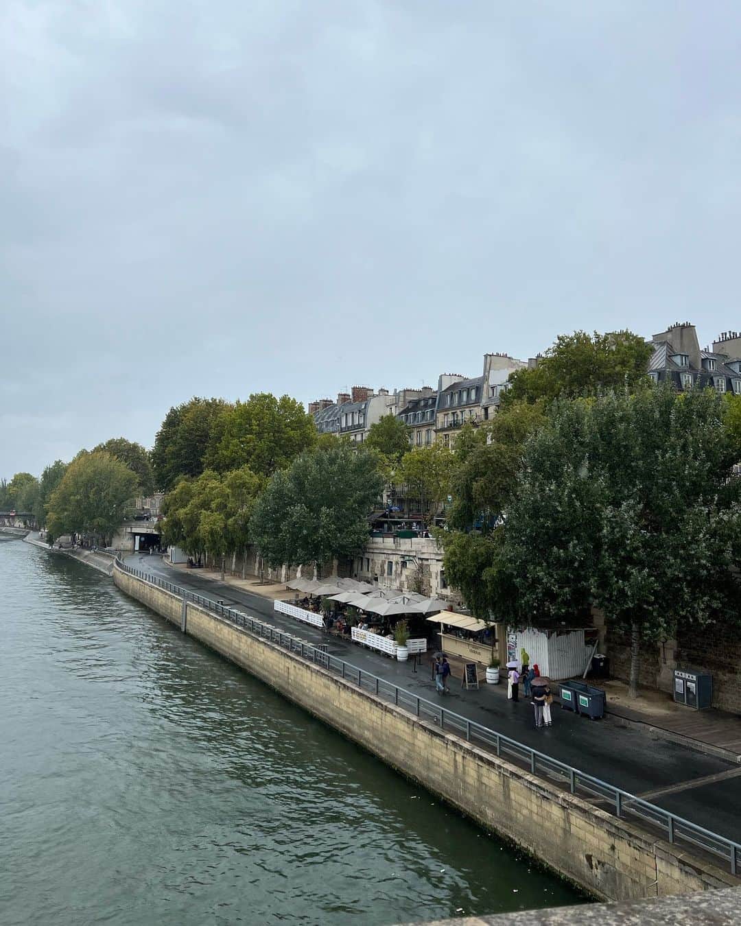 キム・グリームさんのインスタグラム写真 - (キム・グリームInstagram)「귀에 에어팟 꽂아넣고 Paris in the rain 무한반복 들으며 걸어야 하는 날 ☔️  #GreeminFrance_Paris」10月12日 18時59分 - greemkim
