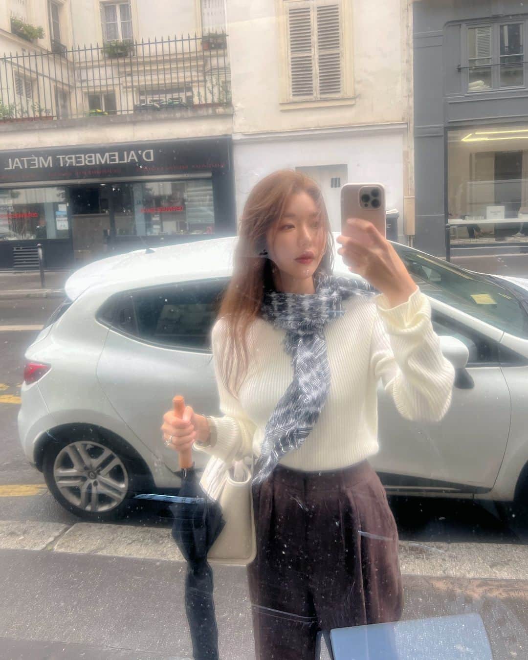 キム・グリームのインスタグラム：「귀에 에어팟 꽂아넣고 Paris in the rain 무한반복 들으며 걸어야 하는 날 ☔️  #GreeminFrance_Paris」