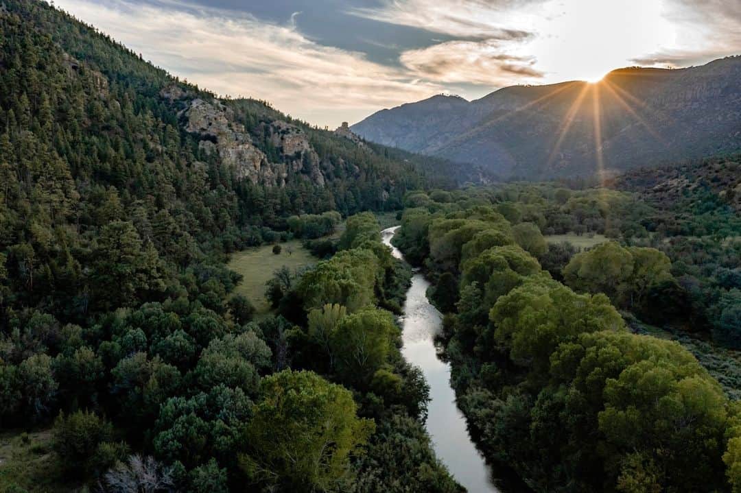 ナショナルジオグラフィックのインスタグラム：「Photo by @katieorlinsky | The headwaters of the Gila River in the Gila Wilderness of southern New Mexico. The Gila is one of the longest still dam-free rivers of the American West. It's also one of the most endangered rivers in the United States, which is why activists and New Mexico’s senators are backing passage of the M.H. Dutch Salmon Greater Gila Wild and Scenic River Act. The bill would give the Gila River “wild and scenic river” designation and protect more than 440 miles of the Gila River watershed.   This image is from National Geographic's June cover story, “Into the Wild: Life and Death in one of America’s Last Great Places.” Read the full story at the link in bio.」