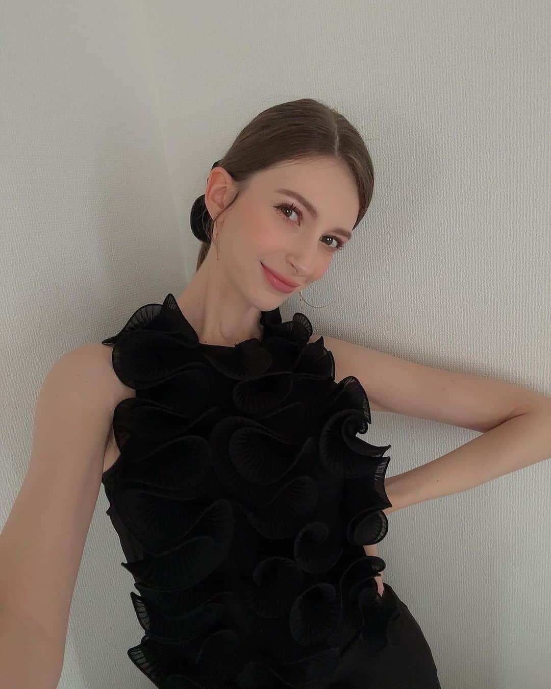 のインスタグラム：「皆様〜こんばんは🐈‍⬛🌛 今日はどんな一日だったでしょうか〜？  私はランウェイ&トークショーのお仕事でした✨ ランウェイはウォーキングスキルも求められるのでいつもの撮影とは違ったドキドキ感もあり、とても楽しいです🖤  ランウェイ後のトークショーは、1200名以上の方々の前でのトークだったので少し緊張しました😳  今日も素敵な一日をありがとうございました❣️  #モデル #ショーモデル #ファッションモデル」