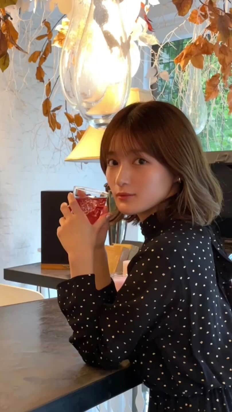 織田奈那のインスタグラム：「BAR Pomum とTREE by NAKED がコラボした 「言葉が出ない BAR」に行ってきた🍸  五感を研ぎ澄ませてお酒を静かに飲むって凄くいい😌  私BAR Pomum の「桃と紅茶」が大好きなの🍑  お家でしっぽり飲みたいお酒🥃  ※お酒は20歳になってから  #言葉が出ないBAR #BARPomum #バーポームム #今夜わたしは静かに飲みたい #PR」