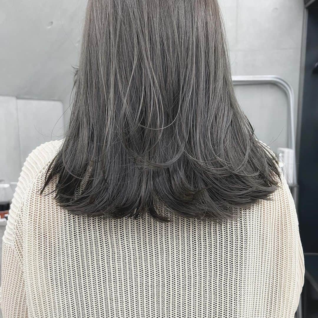 のインスタグラム：「オリーブグレージュ＊  柔らかくほつれるヘア😌  ツヤのある 暗くても透明のある カラーならお任せください☺️  10月のご予約も まだまだお取りできます🙇🏻  ご質問などは コメントにてお問い合わせください！😌  #ケアカラー  #ヘアアレンジ  #ケアダブルカラー  #巻き方  #髪質改善カラー  #イルミナカラー  #ミルクティーベージュ #グレージュ  #ケアブリーチ  #ハイライトカラー  #ハイトーンカラー  #ブリーチ  #ダブルカラー   #インナーカラー  #オリーブアッシュ  #グラデーションカラー  #グレージュカラー  #ツヤトーン  #パーマ  #艶髪  #外国人風  #髪質改善トリートメント  #くびれヘア  #シースルーバング  #髪質改善  #ラベンダーグレージュ  #オリーブグレージュ  #トリートメント  #ヘアアクセサリー　#インナーハイライト」