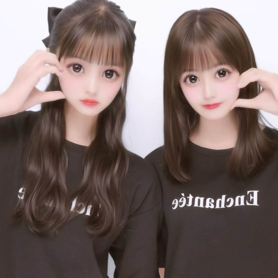 荻山こころのインスタグラム：「最強カワイイ子と遊んできたー！🎵 Tシャツおそろい可愛いでしょ😽♡ #ロゼミューズ #プリ #プリクラ #プリクラポーズ #ぷりんと倶楽部 #ハルイロセカイ #jkブランド #jk#jkの素敵な思い出#sik」