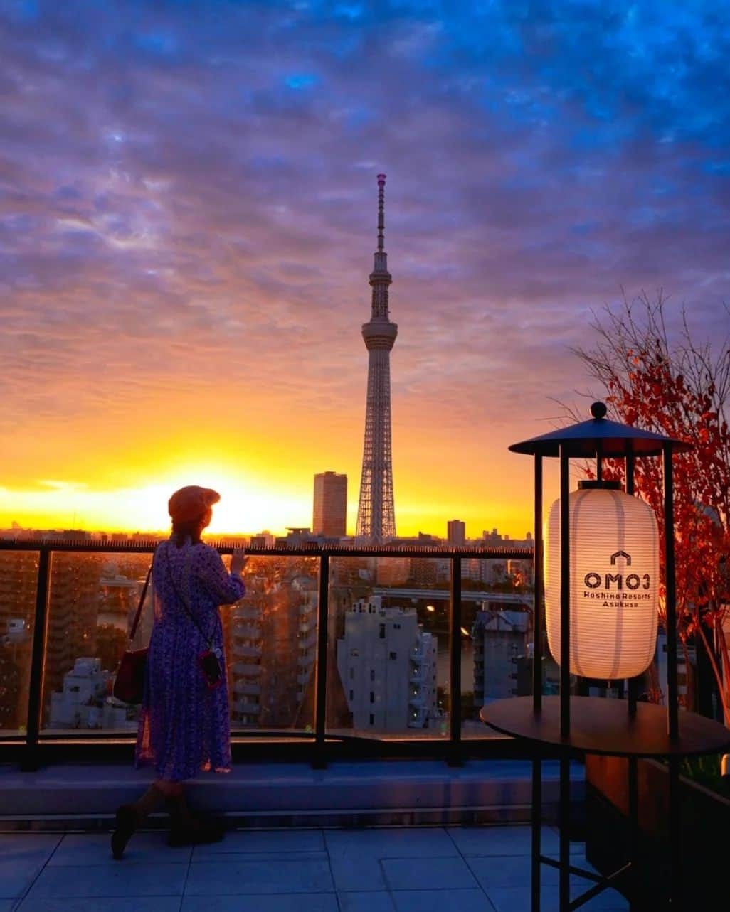 芳美リンのインスタグラム：「浅草/東京　Asakusa/Tokyo  OMO3浅草にて開催された、 東京女子部の貸切パーティーに参加してきました♡  旅好きな女子が一同に介する、 なかなかない機会♡  久しぶりに会うお友達もたくさん♪ 新しいお友達できて、久しぶりにワイワイした空気を楽しみました。  浅草グルメも堪能して、落語も聞いて、 なんとも有意義な時間になりました✨  ルーフテラスからも、部屋からも東京スカイツリーがバッチリ見えて、感激♪  朝は早起きして、 “粋だねぇ、明けの浅草さんぽ”  普段の賑やかな浅草と違い、人が少なく、 厳かな空気。 地元の方がお散歩していたり、通学途中の浅草っ子を見かけたり、いつもと違う浅草を見られました☀  早起きは三文の徳、だね♡  #omo3浅草 #omo_hotels #星野リゾート #東京女子部 @tokyo_joshibu #東京スカイツリー#女子旅#旅好きな人と繋がりたい #朝活」