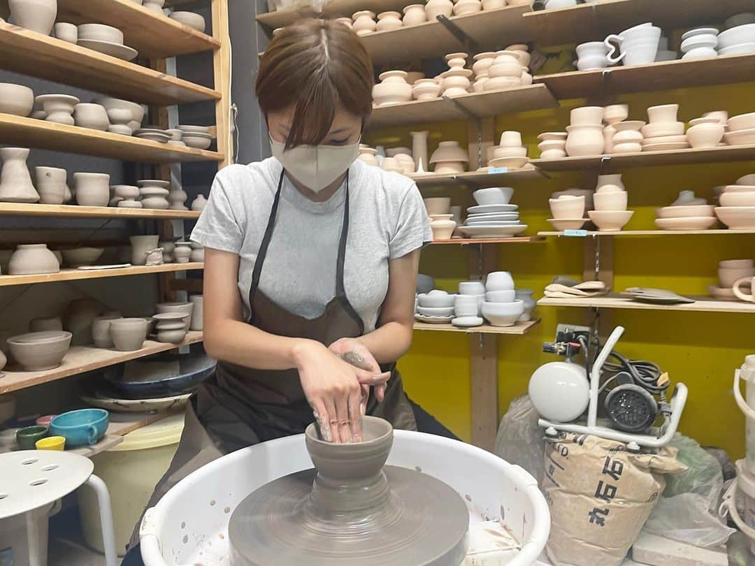 西谷麻糸呂のインスタグラム：「最近暇さえあれば陶芸やってます🍵😌  段々形成のスピード早くなってきて嬉しい🤲♥  冷たい土触ってるだけでも癒されるよ〜🌱」