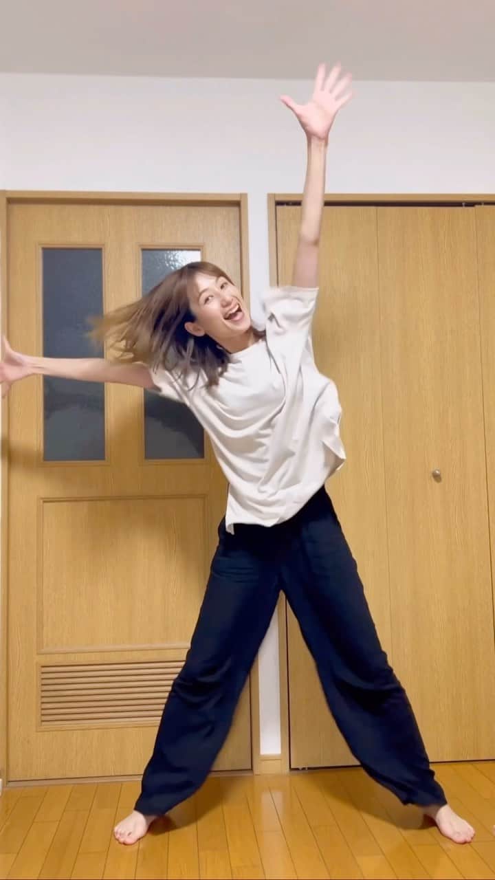 河村唯（うめ子）のインスタグラム：「難しいダンステクニックが溢れてる今。 自暴自棄。  ちょいダサがいっちゃん楽しい😂 オリジナル振付🤣🤣🤣  万歳🙌→手洗った後のパッパッ🚽→こぶし利かす🎤 あとは、顔で踊る!!!  体育館で大勢で踊りたいタイプね。  あと、 普通に疲れます、これ😂😂😂😂😂😂  クラクラ/Ado 踊ってみた  #Ado  #クラクラ　#踊ってみた」