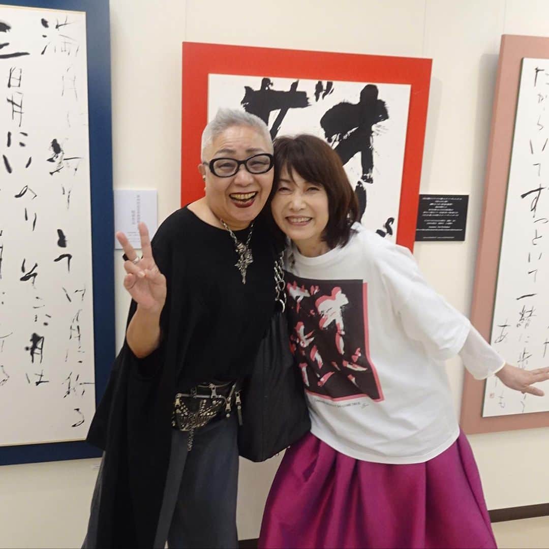 矢野きよ実のインスタグラム：「丸善名古屋本店 矢野きよ実の書展 初日で〜す✨✨✨ オープンから最後までたくさーんの みなさんにお越しいただきました。 最高に幸せです！ ありがとうございます。 世界一のスタイリストかよ姉ちゃん 大大好きなつボイノリオさま そして馬場駿吉先生 カメラマンチャーリー✨ なんと岡田邦彦さま✨中日新聞小山さま✨石見さちこさん✨スパゲティヨコイ社長✨春風荘ご兄弟！✨矢作建設中川さん✨西原さん✨キモノの倉知さん✨山口さん✨ヒロ先生✨たがちゃん✨中村先生✨エリちゃん✨マルコ✨原田先生✨半田さん✨池尾さん………and more…❤️ #yanokiyomi #矢野きよ実の書 #丸善名古屋」