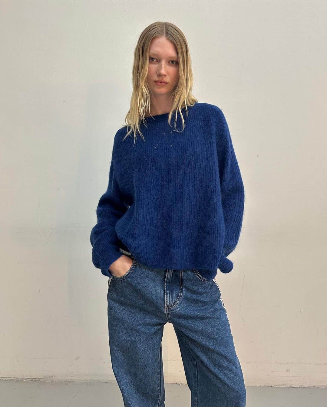 エイティーズのインスタグラム：「Evelina in the Titan jeans」